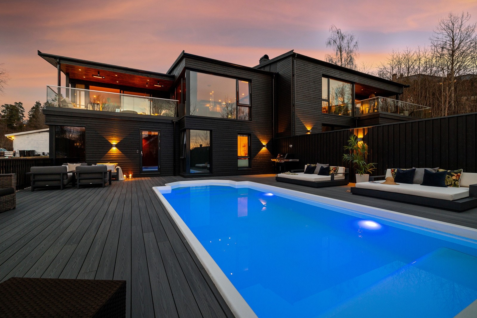 Terrasse med svømmebasseng på 132 m2 vendt 360 grader. Galleribilde