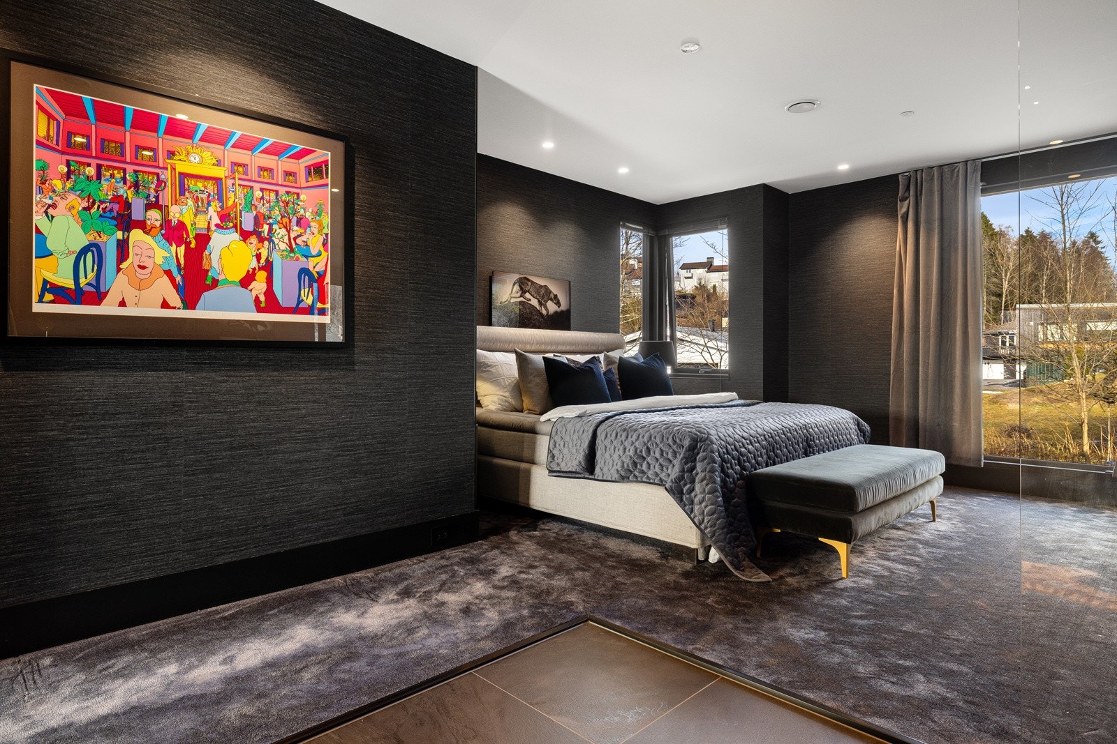 Utstrakt bruk av høykvalitets tapeter. Galleribilde