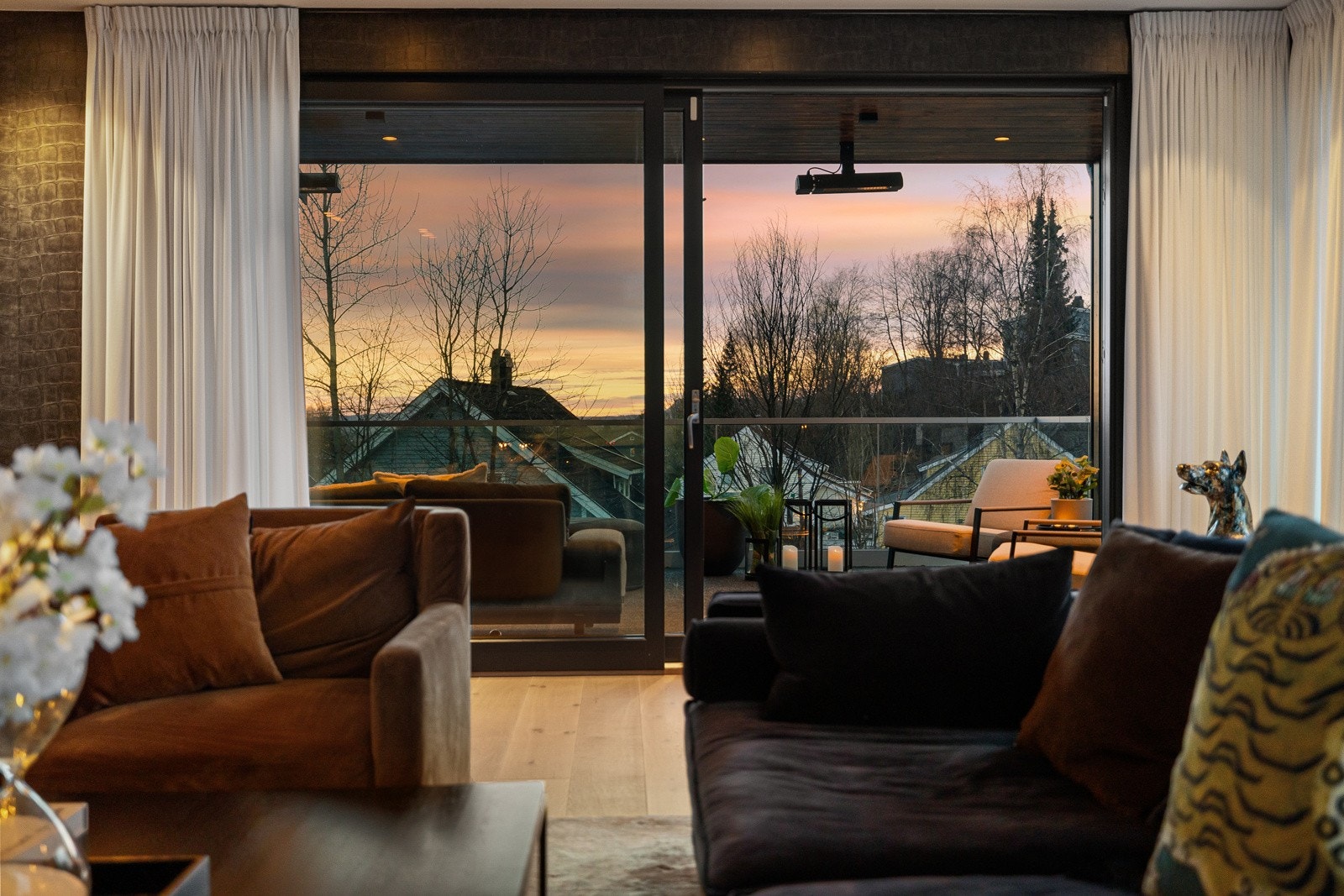 I TV-stuen har du lysinnslipp fra tre himmelretninger og heldekkende skyvedør ut til terrassen. Galleribilde