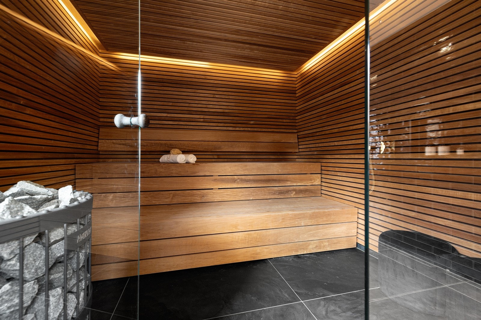 Badstue med dører i herdet glass og LED-belysning. Galleribilde