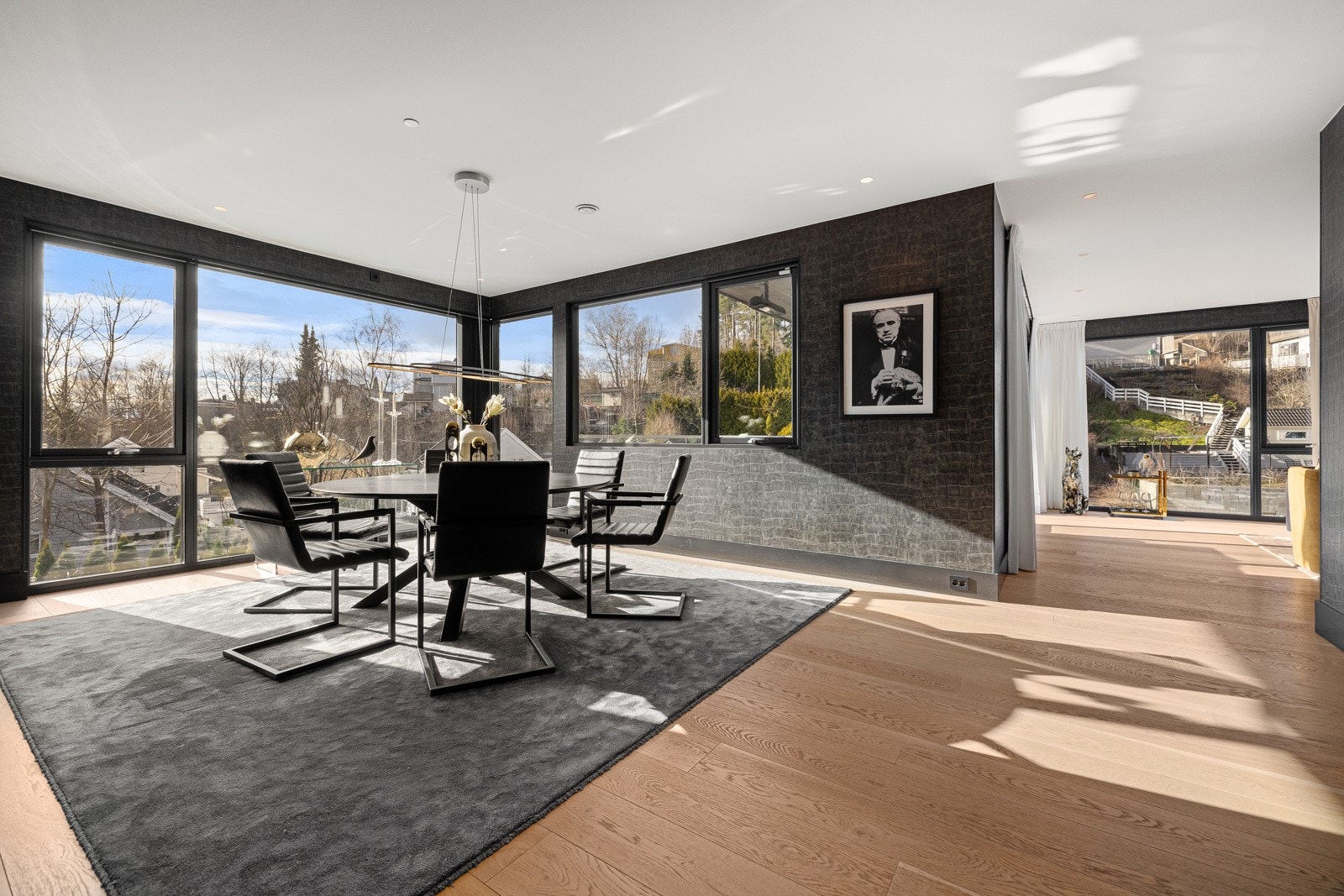 Balansert ventilasjon og vannbåren gulvvarme som sørger for et behagelig inneklima hele året. Galleribilde