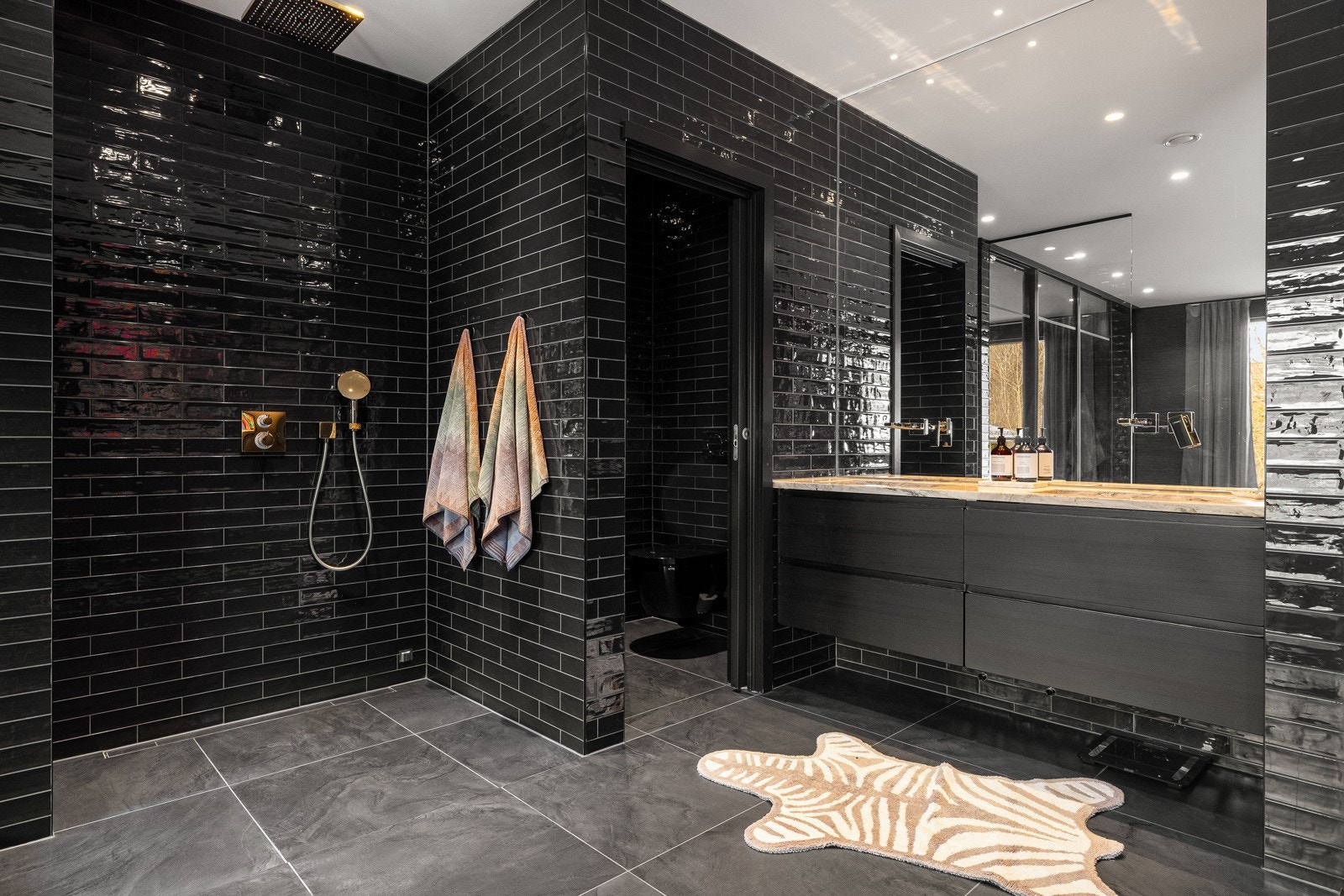 Innfliset speil, spesialbestilt fra glassmester på mål. Dusjvegg i herdet glass. Galleribilde