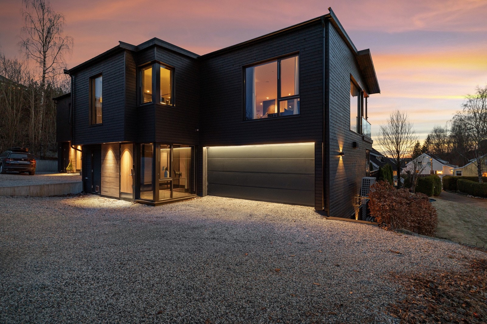 Integrert dobbelgarasje med elektrisk port. Galleribilde