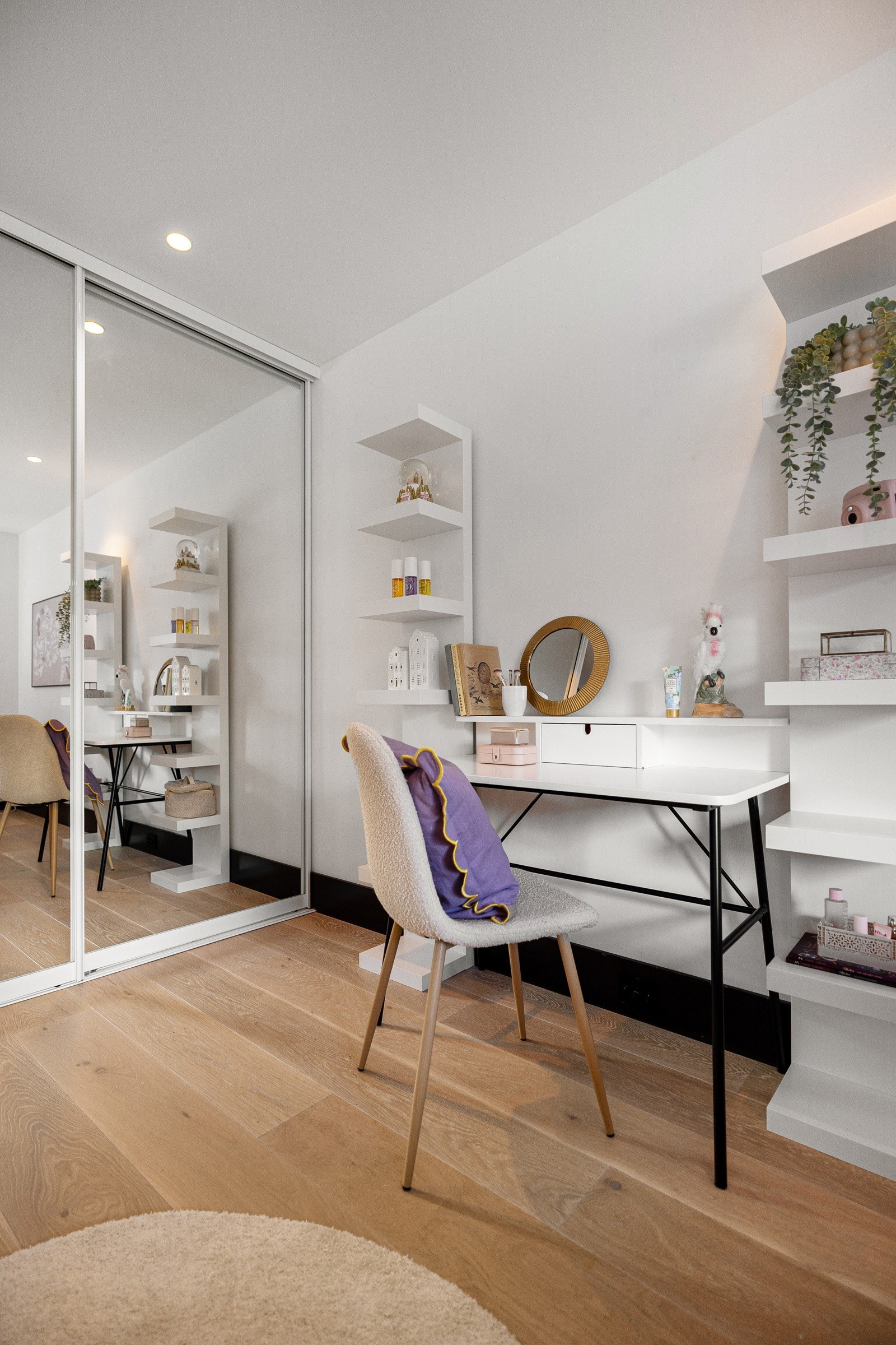 Skyvedørsgarderobe på soverom. Galleribilde