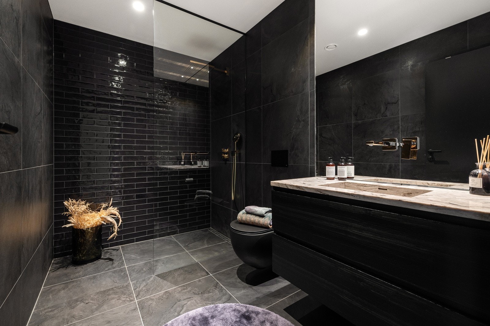 Baderom med high end innredning og vannbåren gulvvarme. Avtrekk tilkoblet ventilasjonsanlegget. Galleribilde