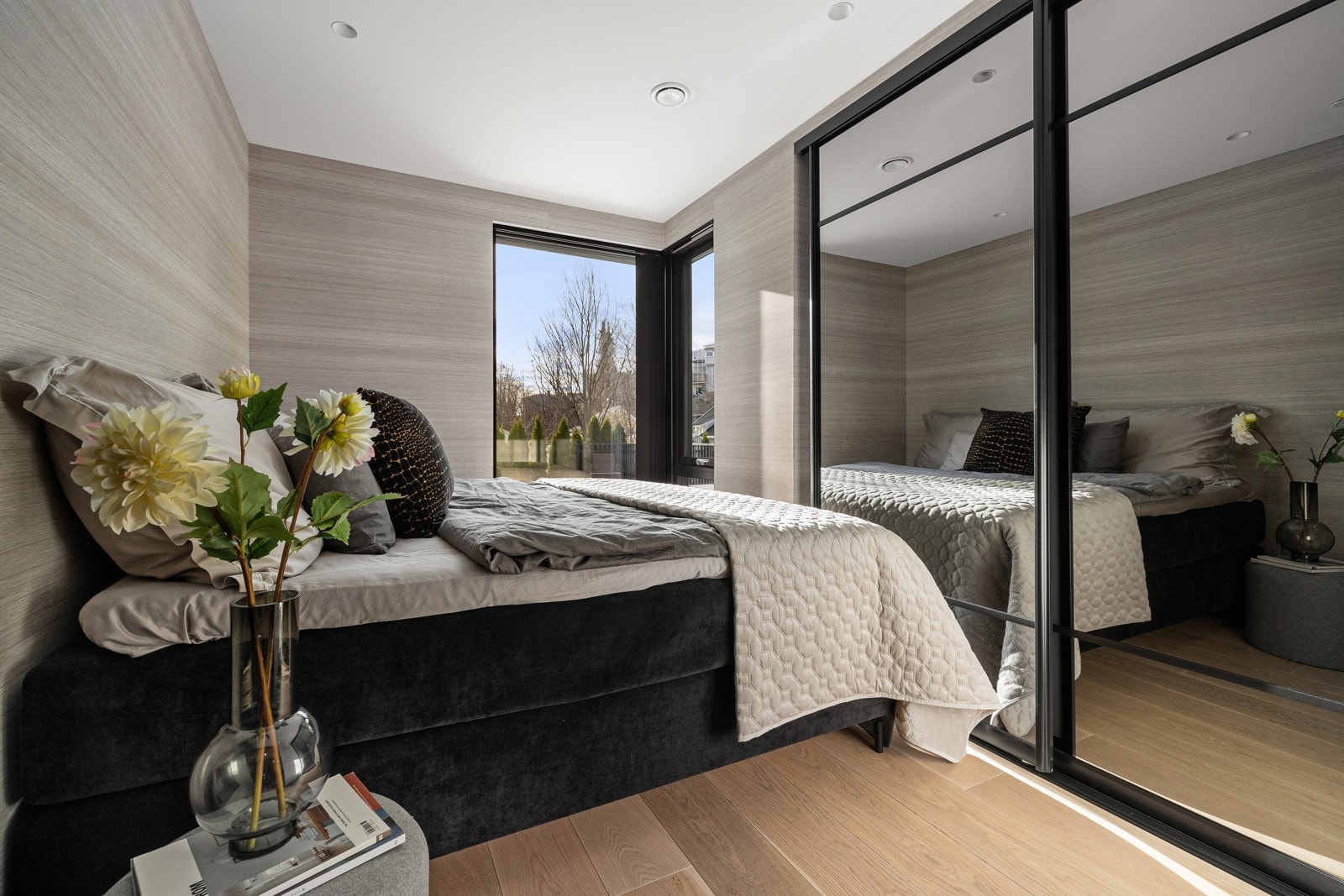 Samtlige soverom har spesialtilpasset garderobeskap. Galleribilde