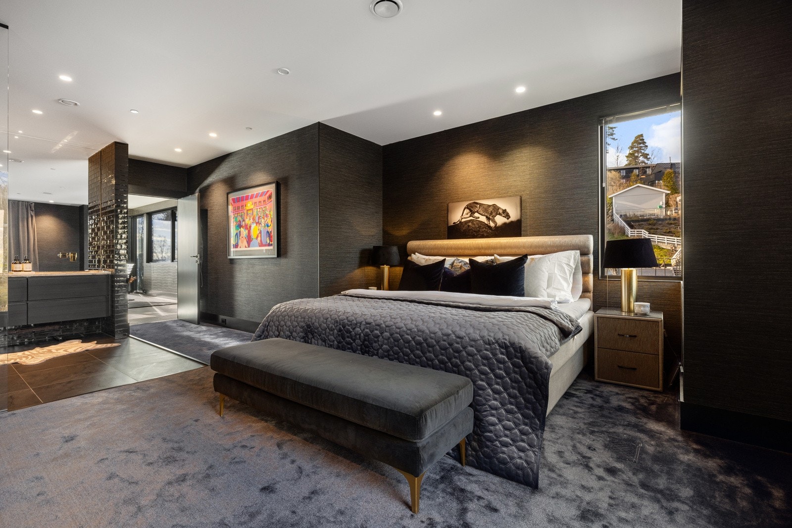 Hotellfølelsen med behagelig vegg-til-vegg teppe på gulv. Galleribilde