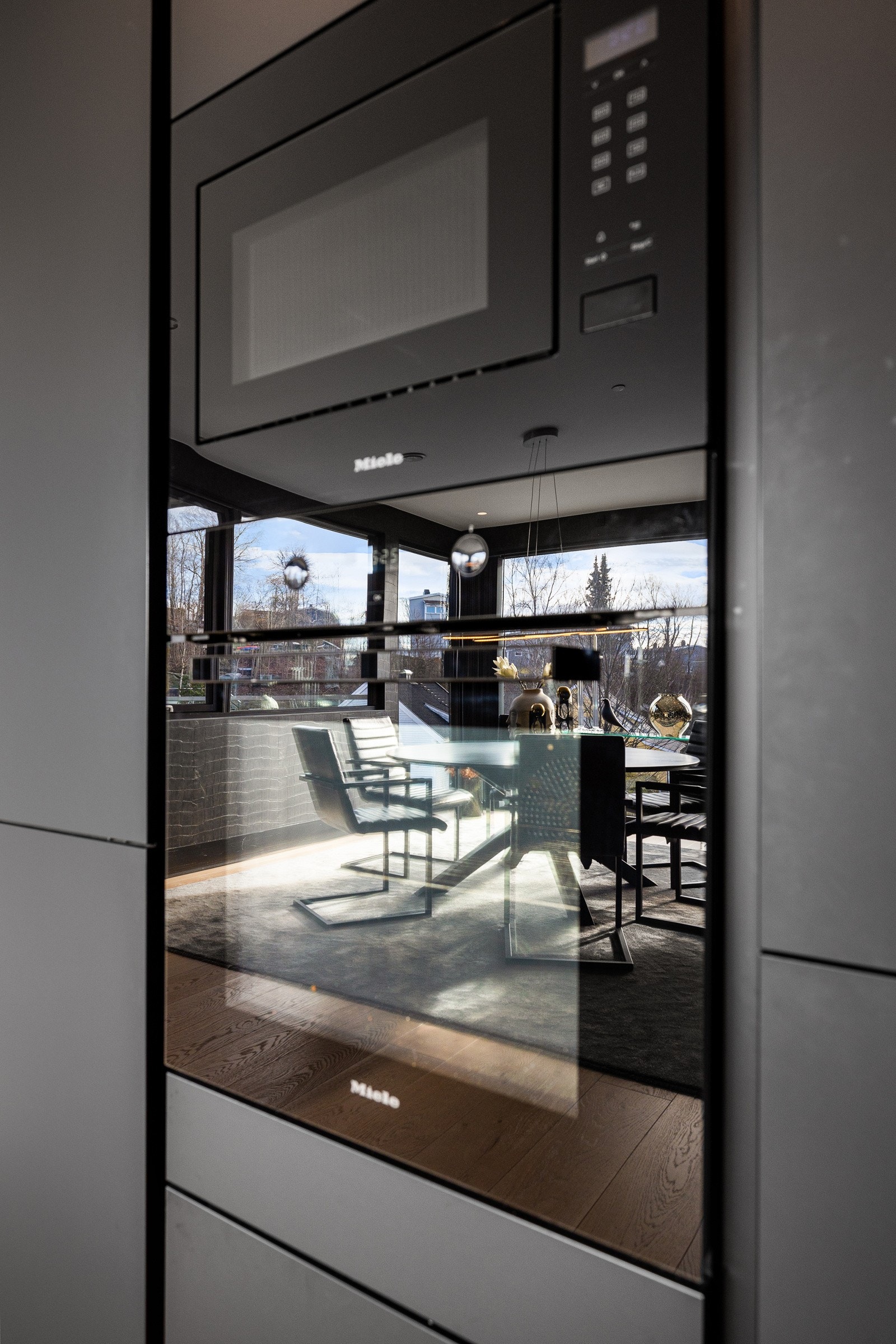 Innholdsrik hvitevarepakke fra bl.a Miele. Full size kjøl- og fryserskap. Galleribilde