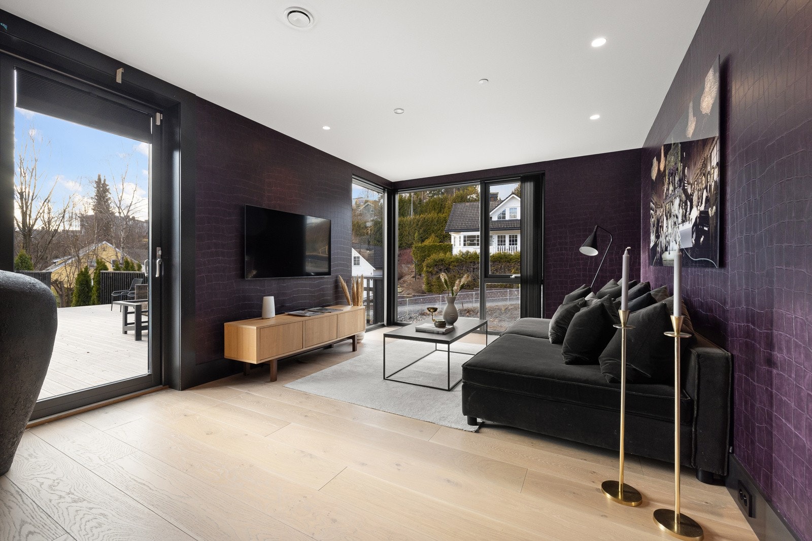 Tv stuen har svært påkostet tapet og brede listverk med innfelte stikkontakter. Galleribilde