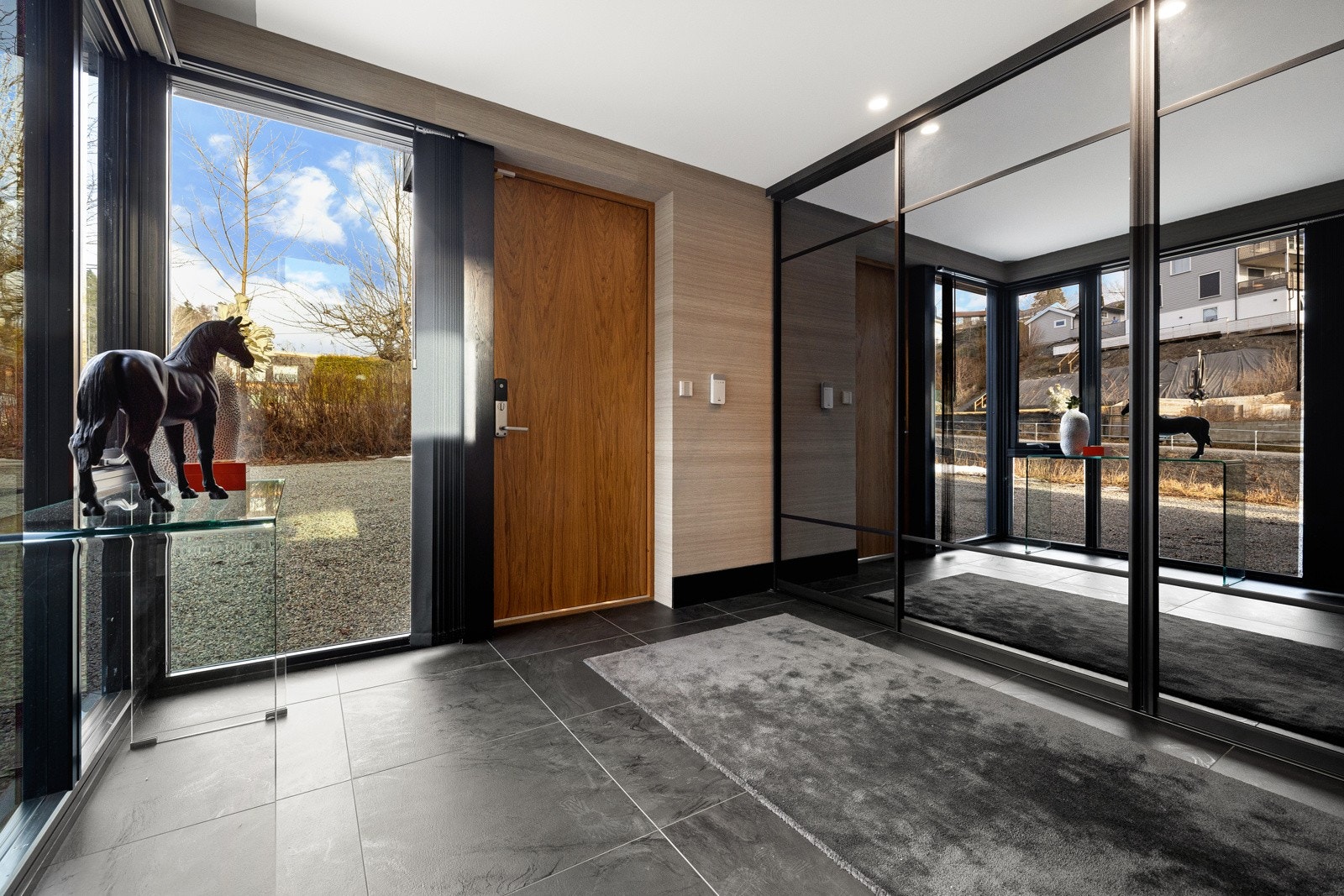 Isolert inngangsdør i eik med kodelås. Galleribilde