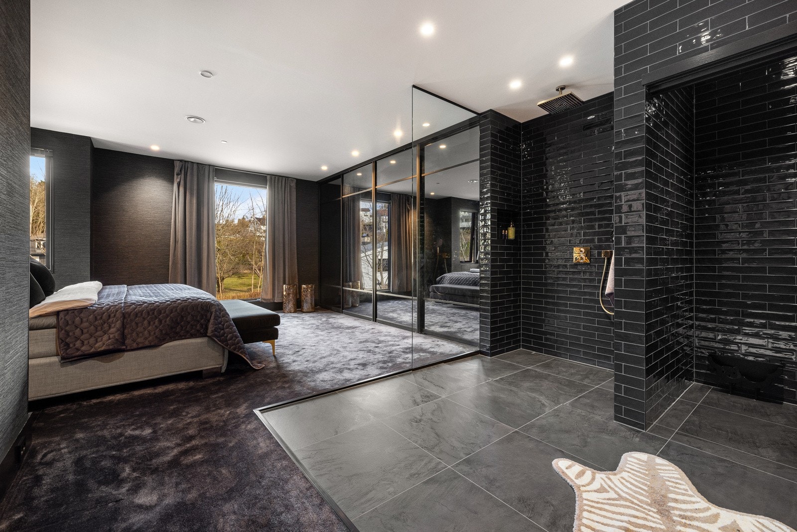 Master en-suite i direkte tilknytning til en enorm dusjsone. Galleribilde