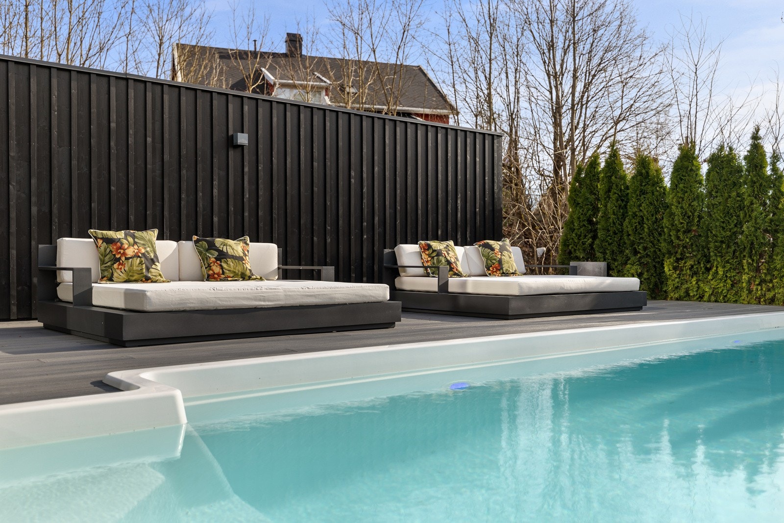 Det er satt opp levegger og prydbusker for skjerming. Galleribilde