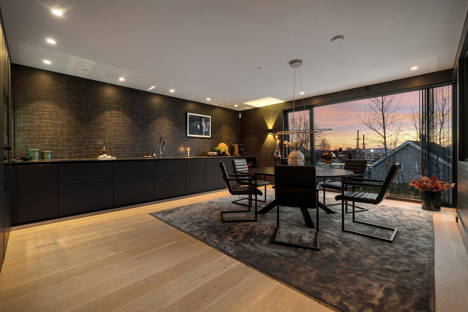 Den generøse takhøyden og de store vindusflatene gir boligen en svært god og luftig atmosfære. Galleribilde