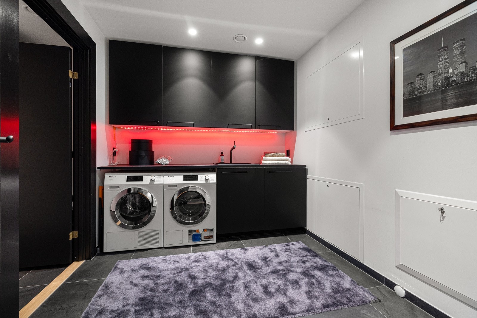 Praktisk og romslig vaskerom. Galleribilde