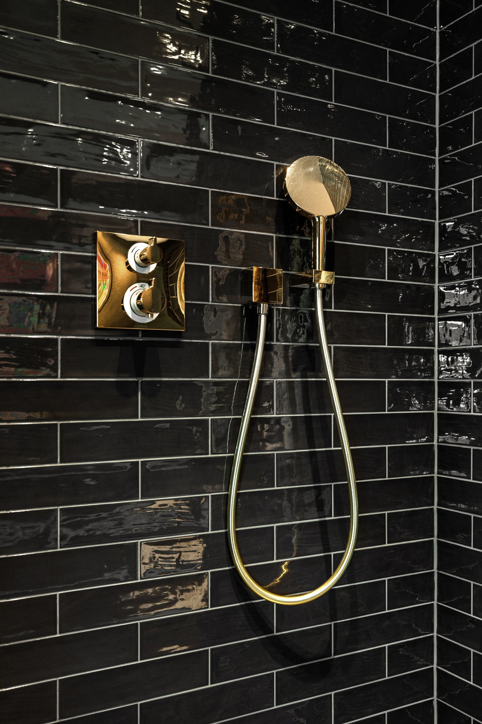 Svært eksklusive, innebygde armaturer som matcher servantbatteri. Galleribilde