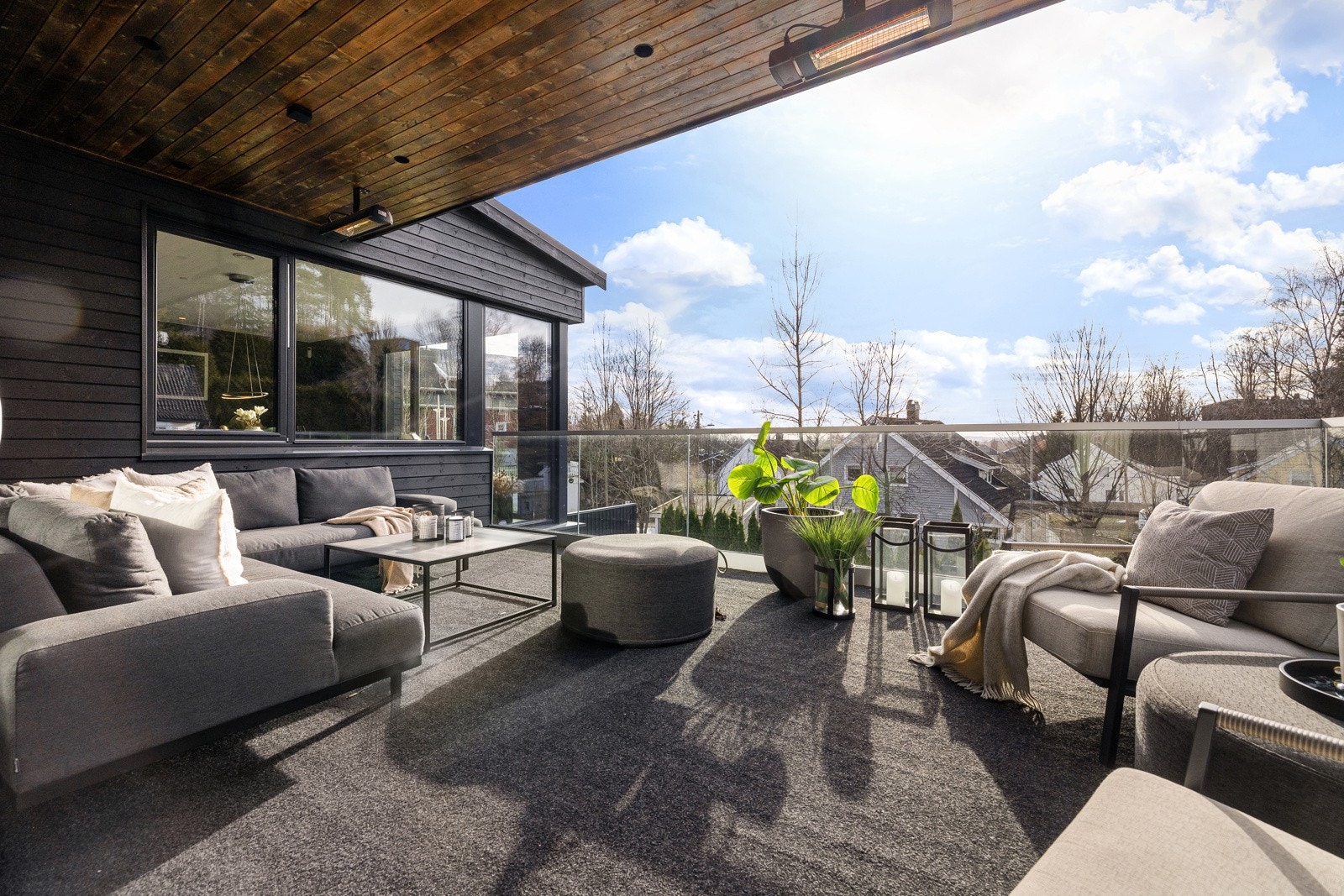 Boligen ligger på et høydedrag med fantastiske solforhold og lite innsyn. Galleribilde