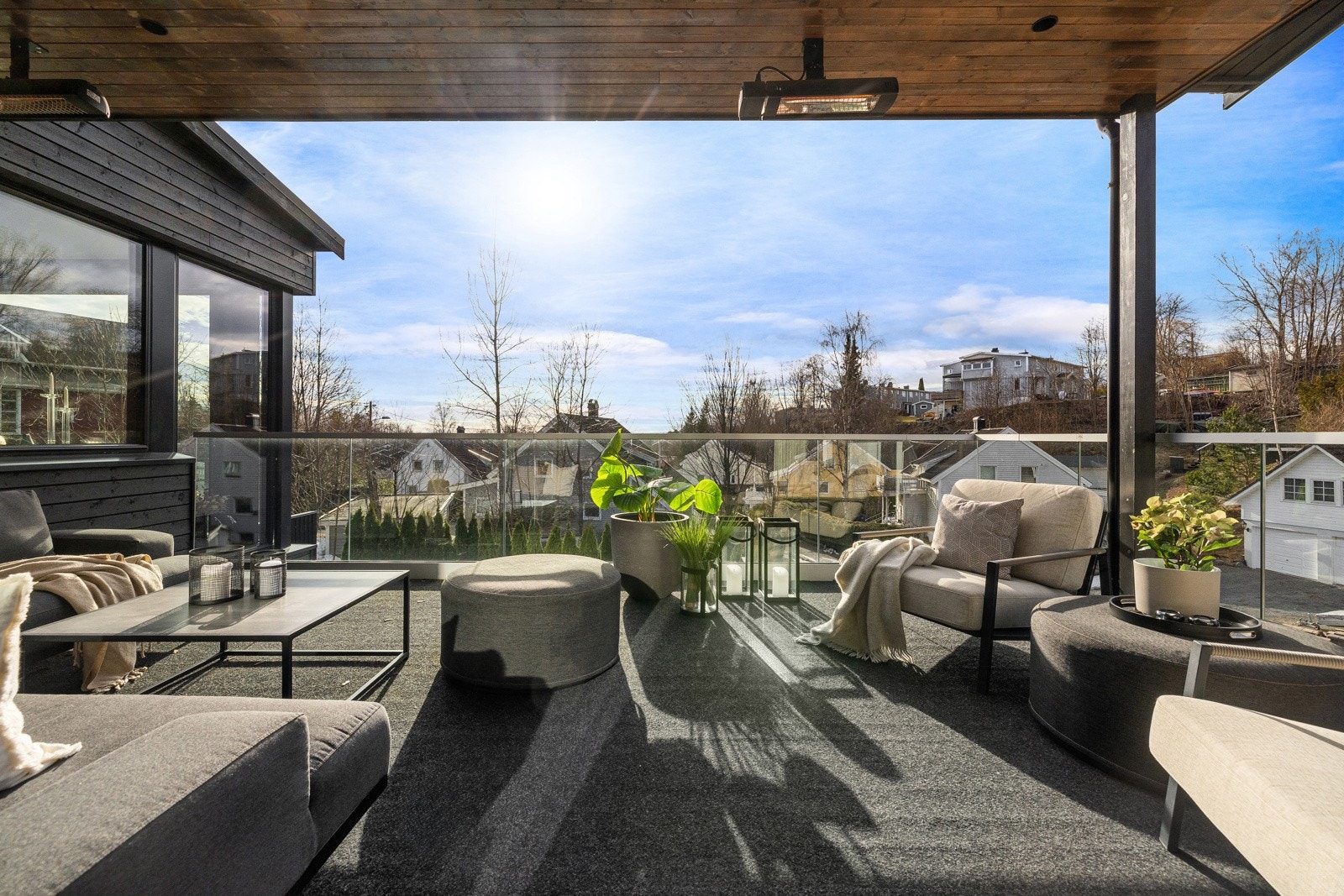 Høykvalitets varmelamper. Terrassen fungerer som en forlenget stue på sommerhalvåret. Galleribilde