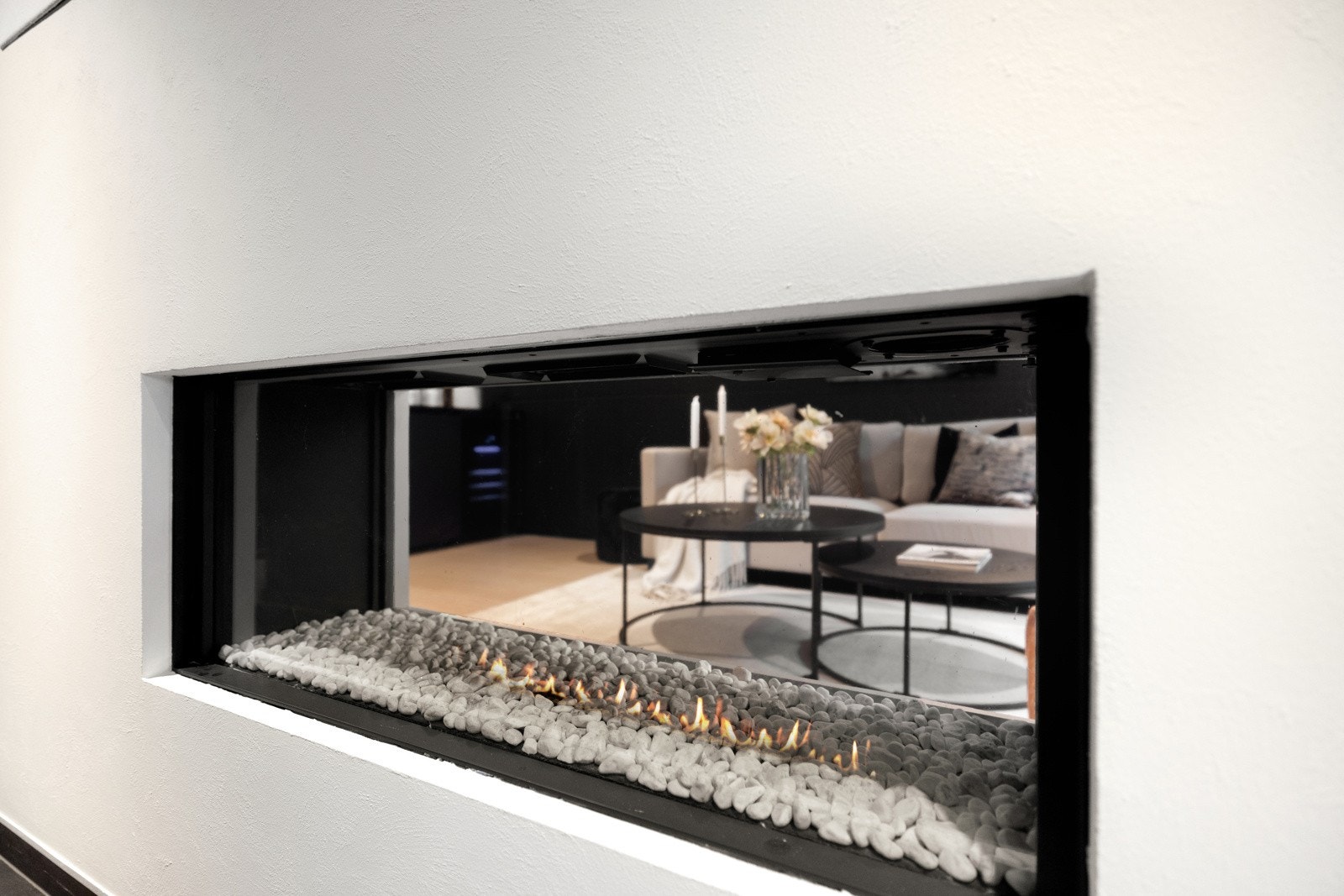 Svært eksklusiv gasspeis som er synlig på 2 sider. Galleribilde