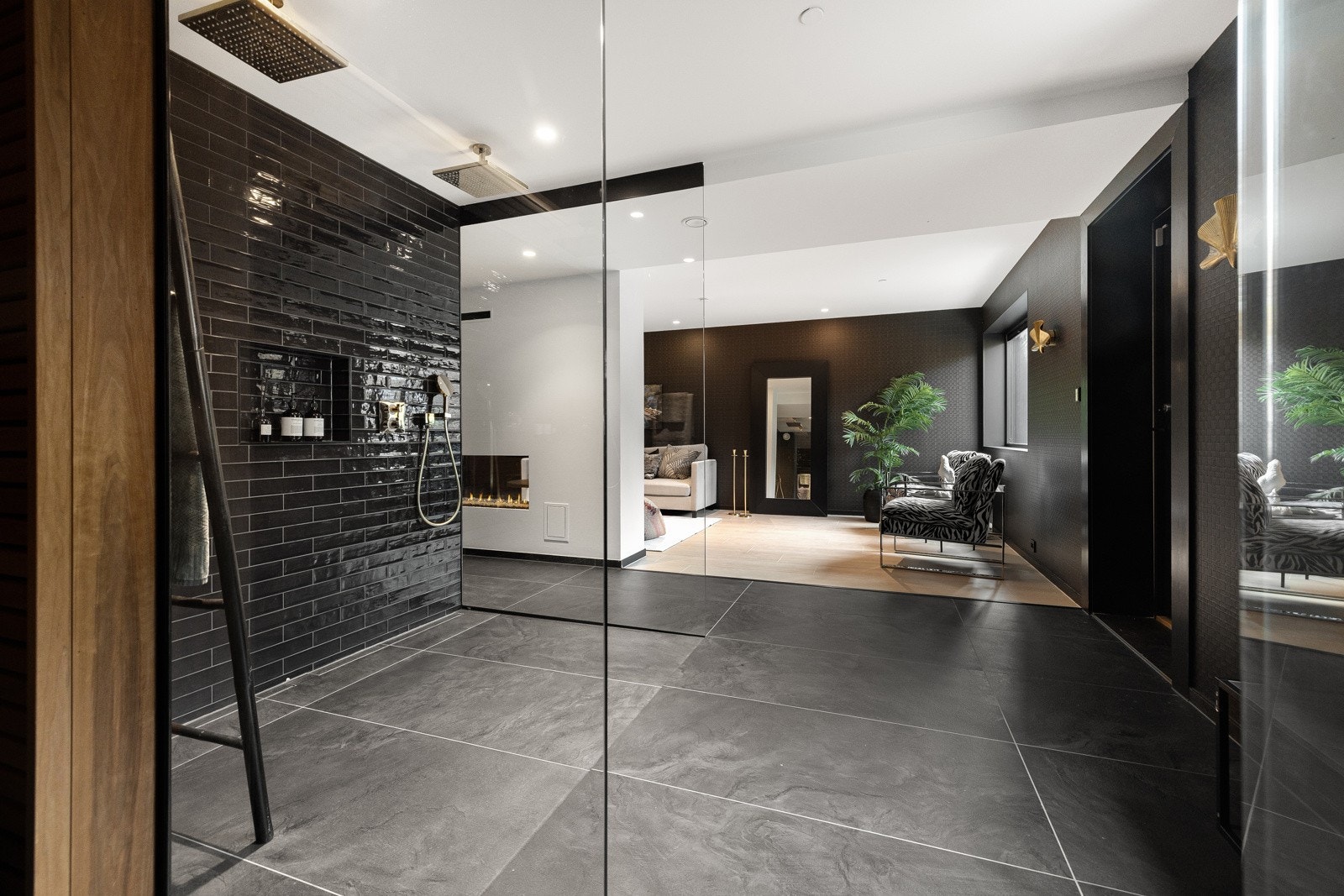 Direkte adkomst til en enorm dobbeldusj. Galleribilde