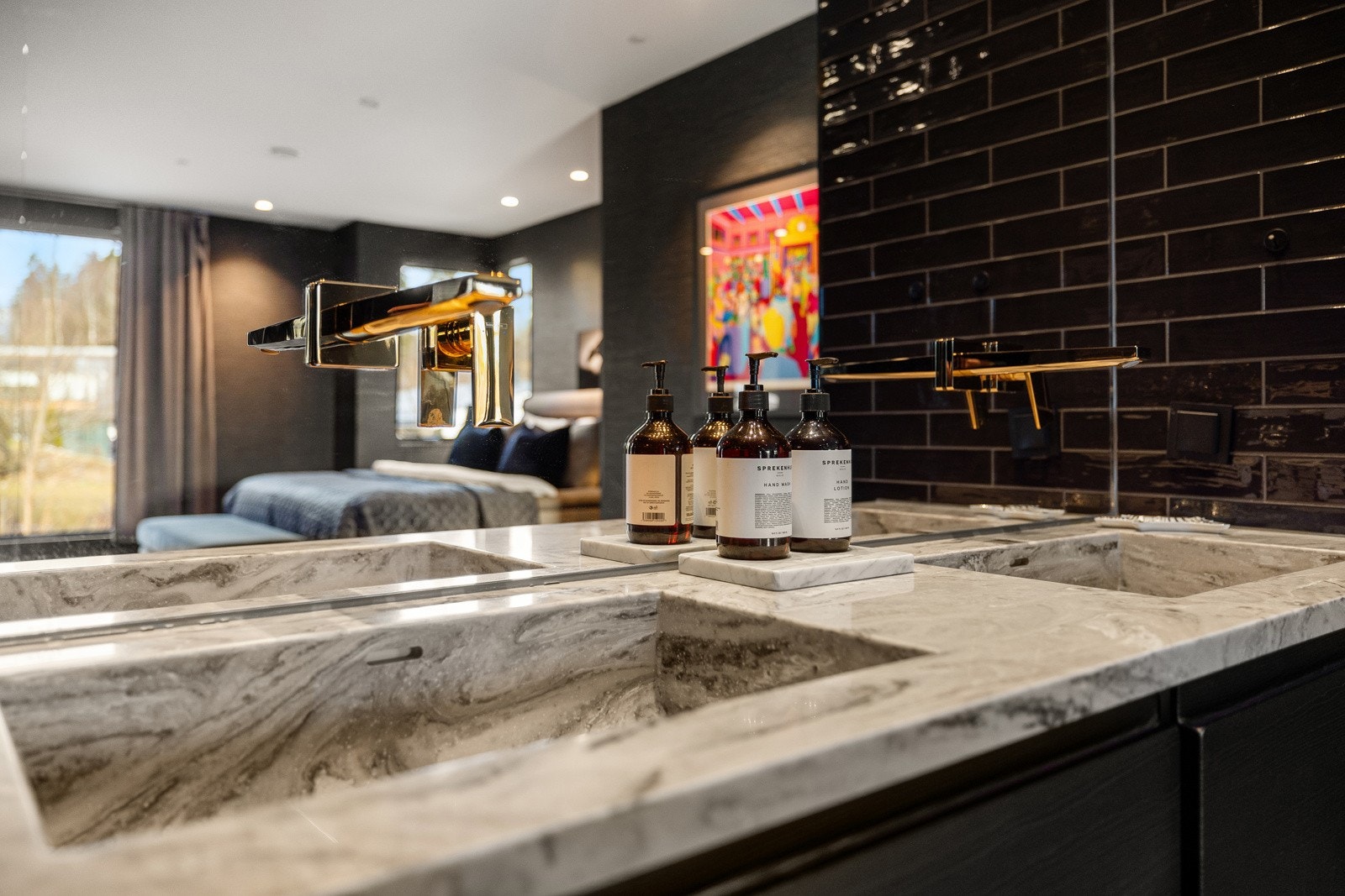 Helstøpt benkeplate og innebygde blandebatterier som matcher armatur i dusjen. Galleribilde