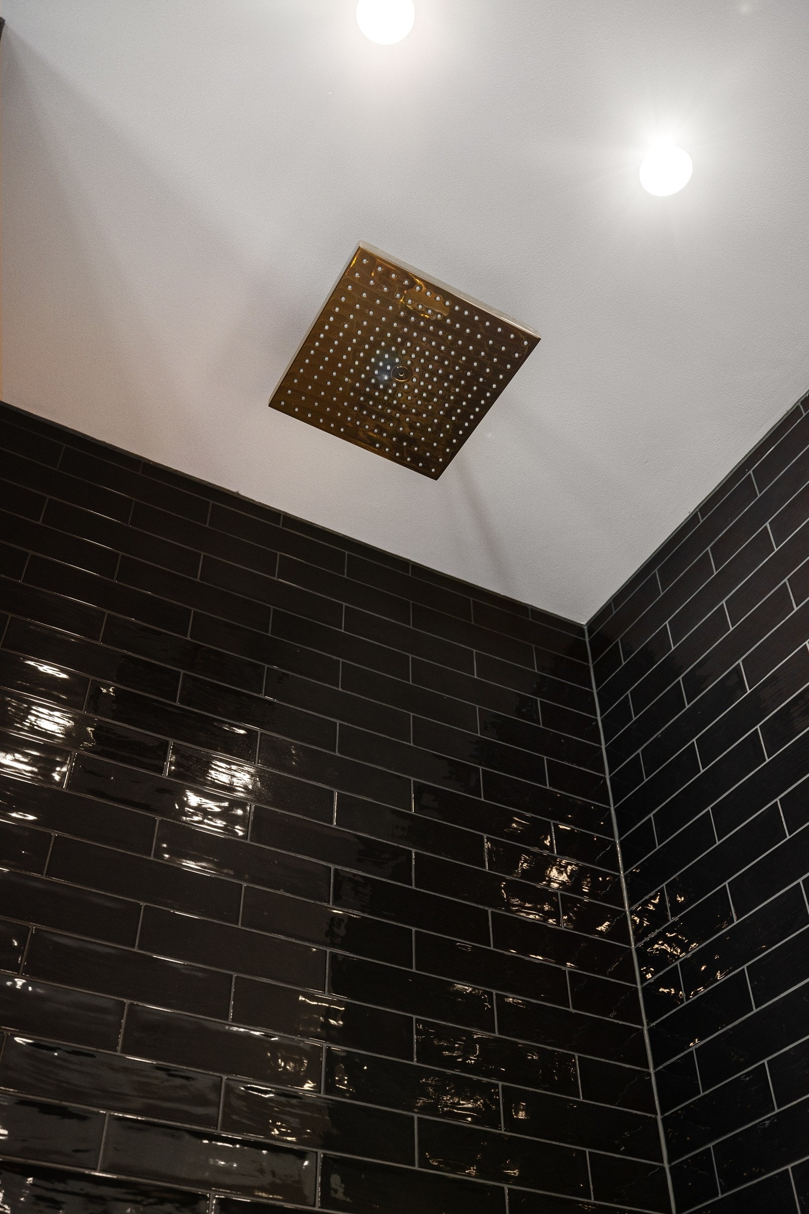 Innebygget waterfalldusj fra taket. Galleribilde