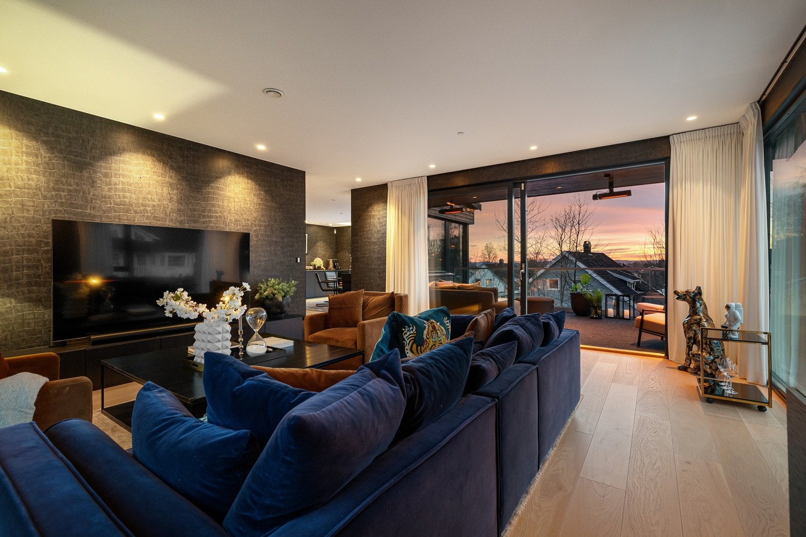 Ekstra brede listverk med innfelte stikkontakter. Galleribilde