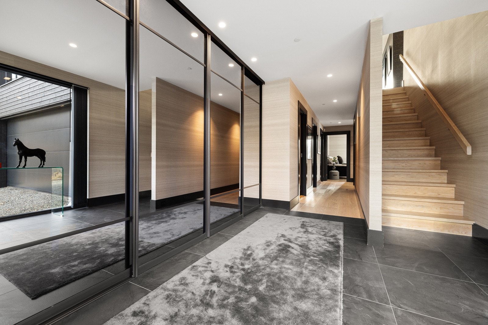 Stor skyvedørsgarderobe i entré. Galleribilde