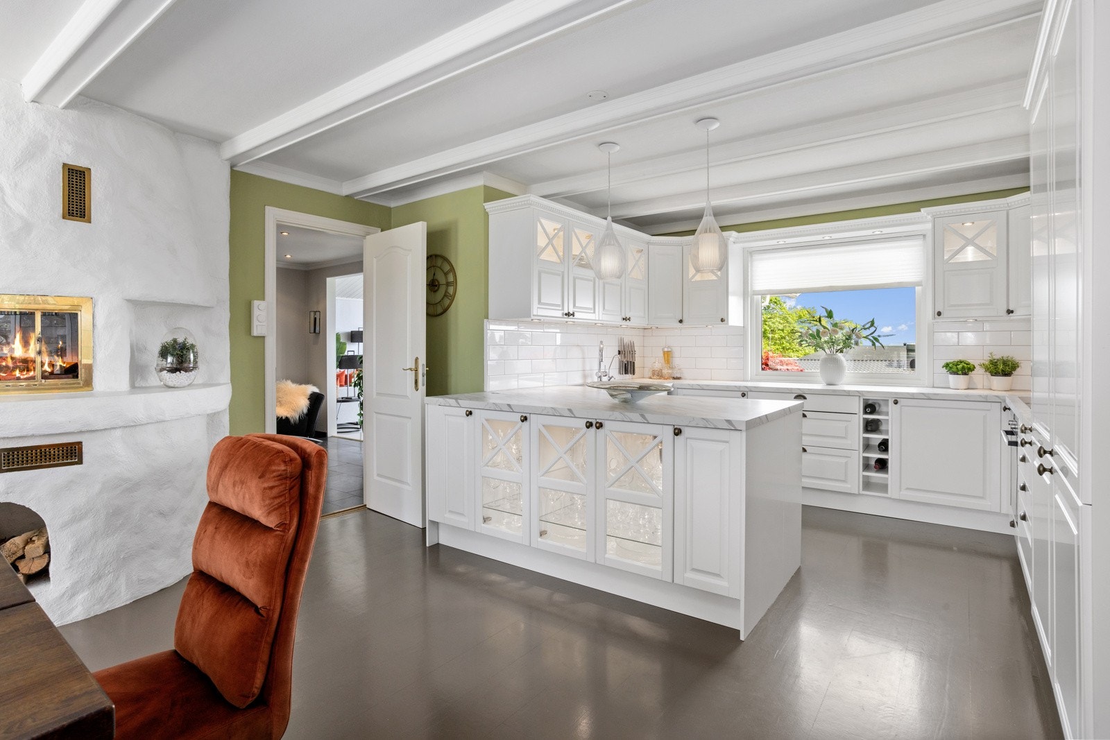 Kjøkkenet ble pusset opp i 2024 og har et klassisk og tidløst preg med integrerte hvitevarer. Galleribilde