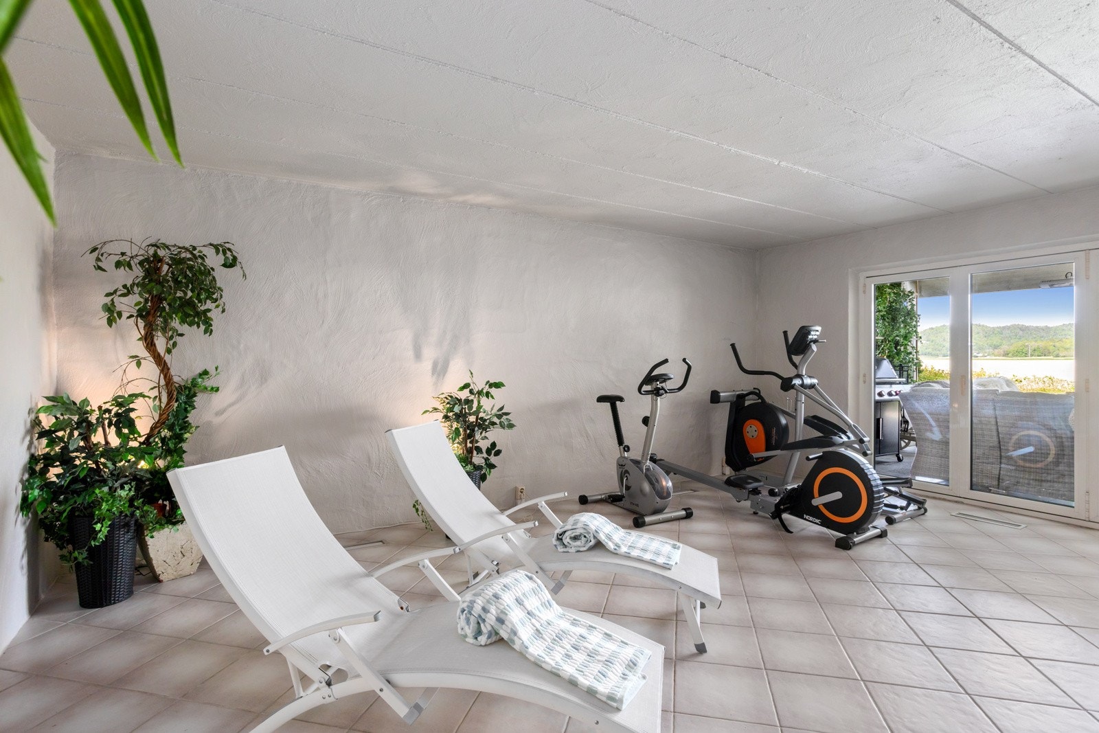 Her er det også plass til treningsapparatene. Vannbåren varme i gulvet. Galleribilde