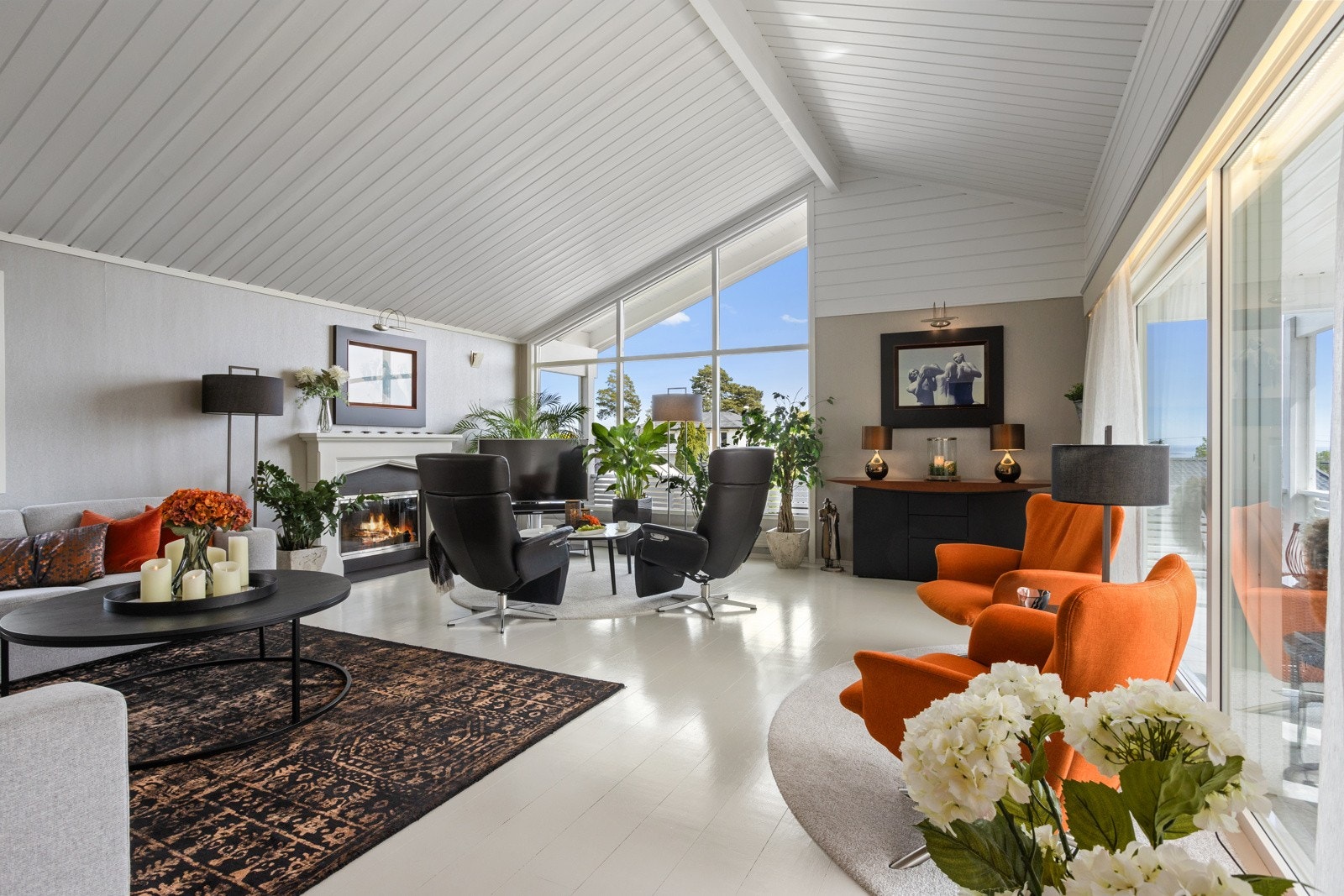 Hovedstuen i 1.etasje er lys og innbydende med store vinduer og generøs takhøyde. Sjøutsikt fra stuen. Galleribilde