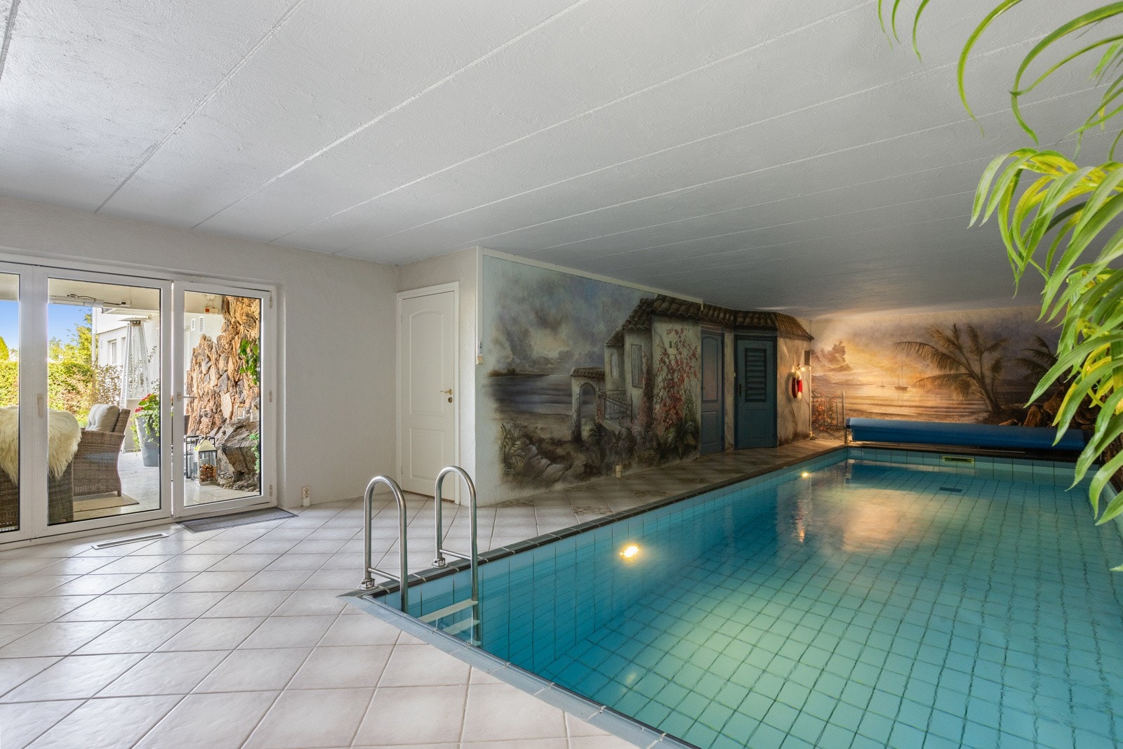 Boligen er tilbygget med nesten 80 m² og har innendørs basseng med tilknyttet dusjrom. Galleribilde