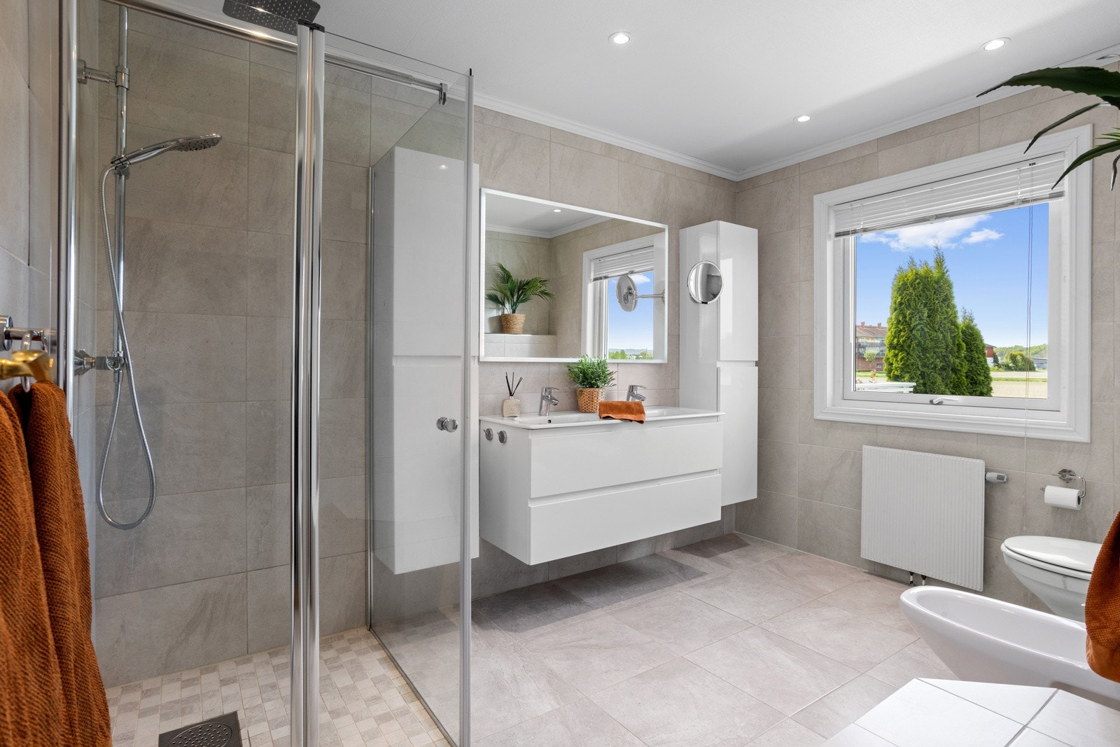 Lekkert hovedbad renovert i 2019, med doble servanter og god oppbevaringsplass. Direkte inngang fra soverommet. Galleribilde