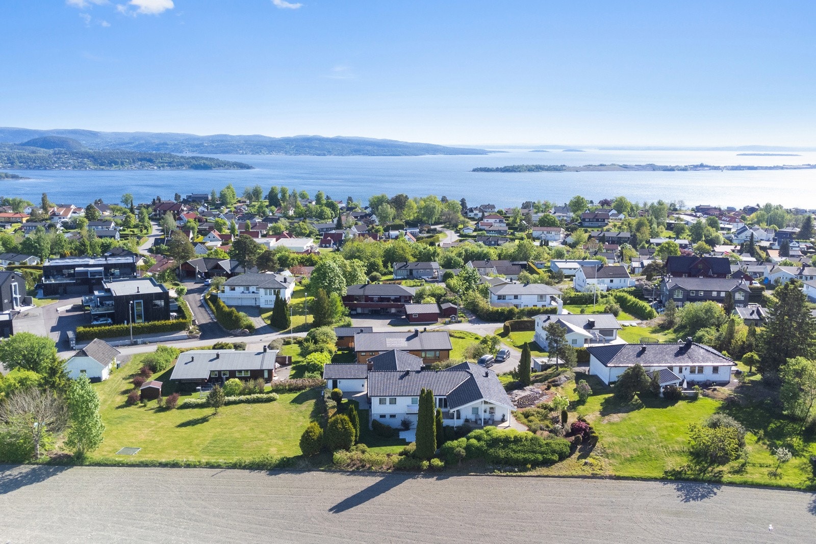 Eiendommen er på nesten 1,2 mål og ligger usjenert til i et rolig område rett ved Holmestrandtoppen. Galleribilde