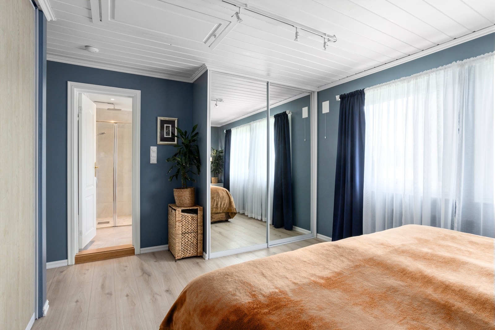 Det er 3 soverom i boligen pluss 2 gjesterom/kontor. Galleribilde