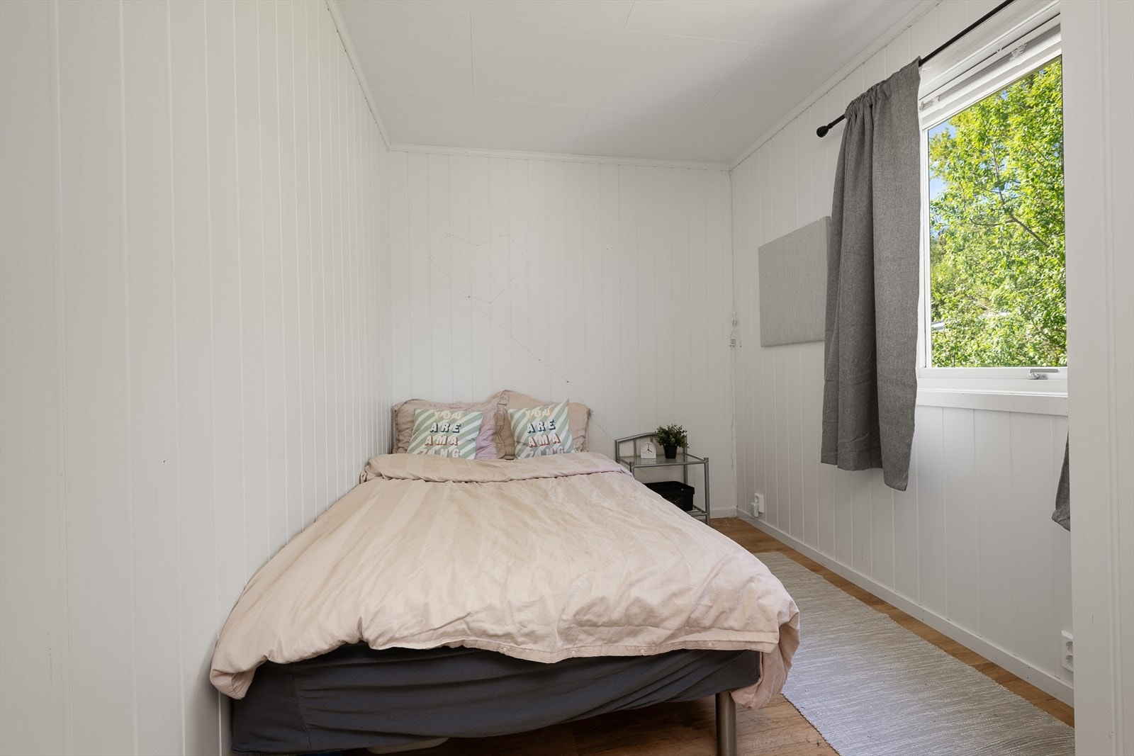 Soverom med laminat på gulv. Galleribilde