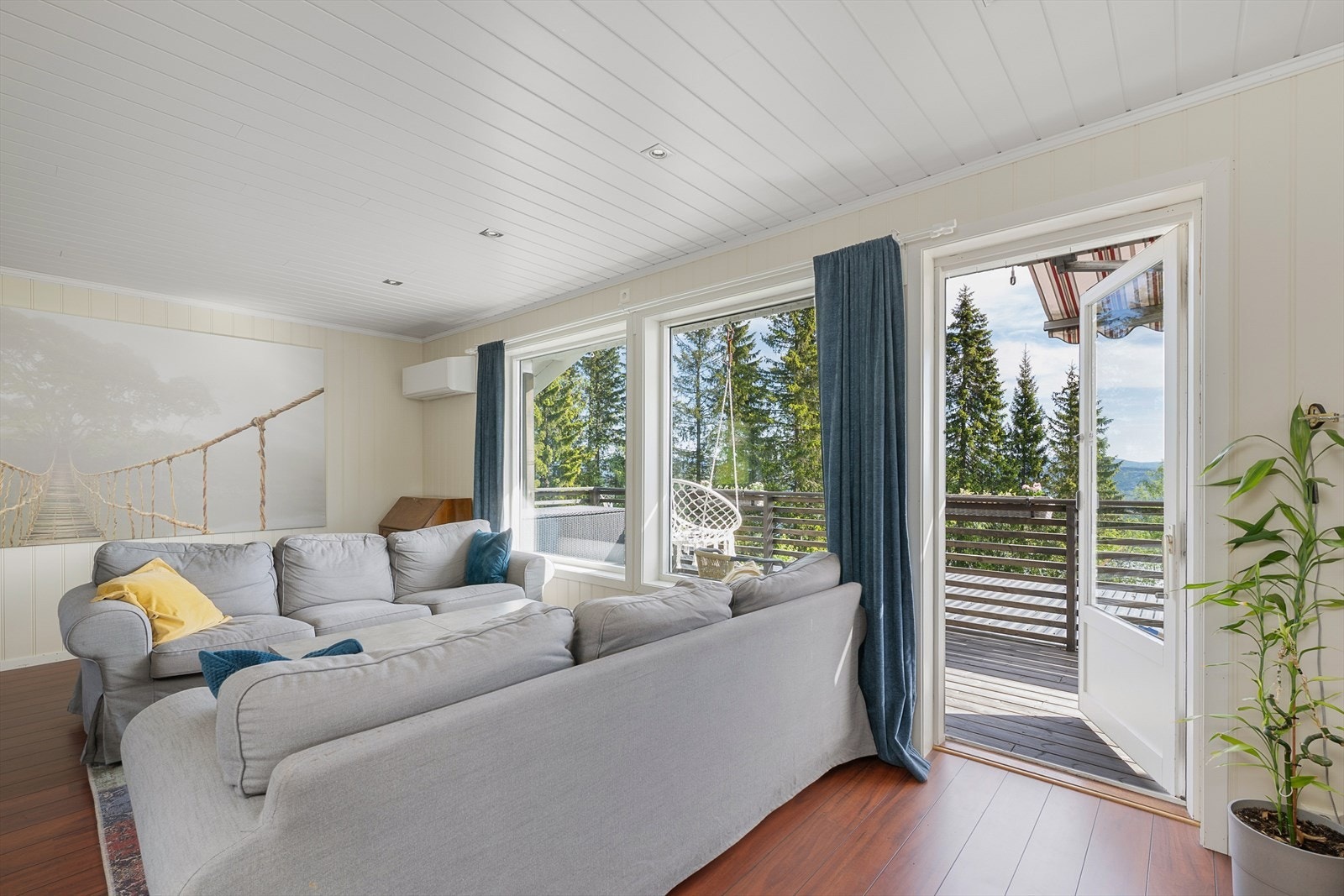 Store vindusflater som slipper inn rikelig med lys. Galleribilde