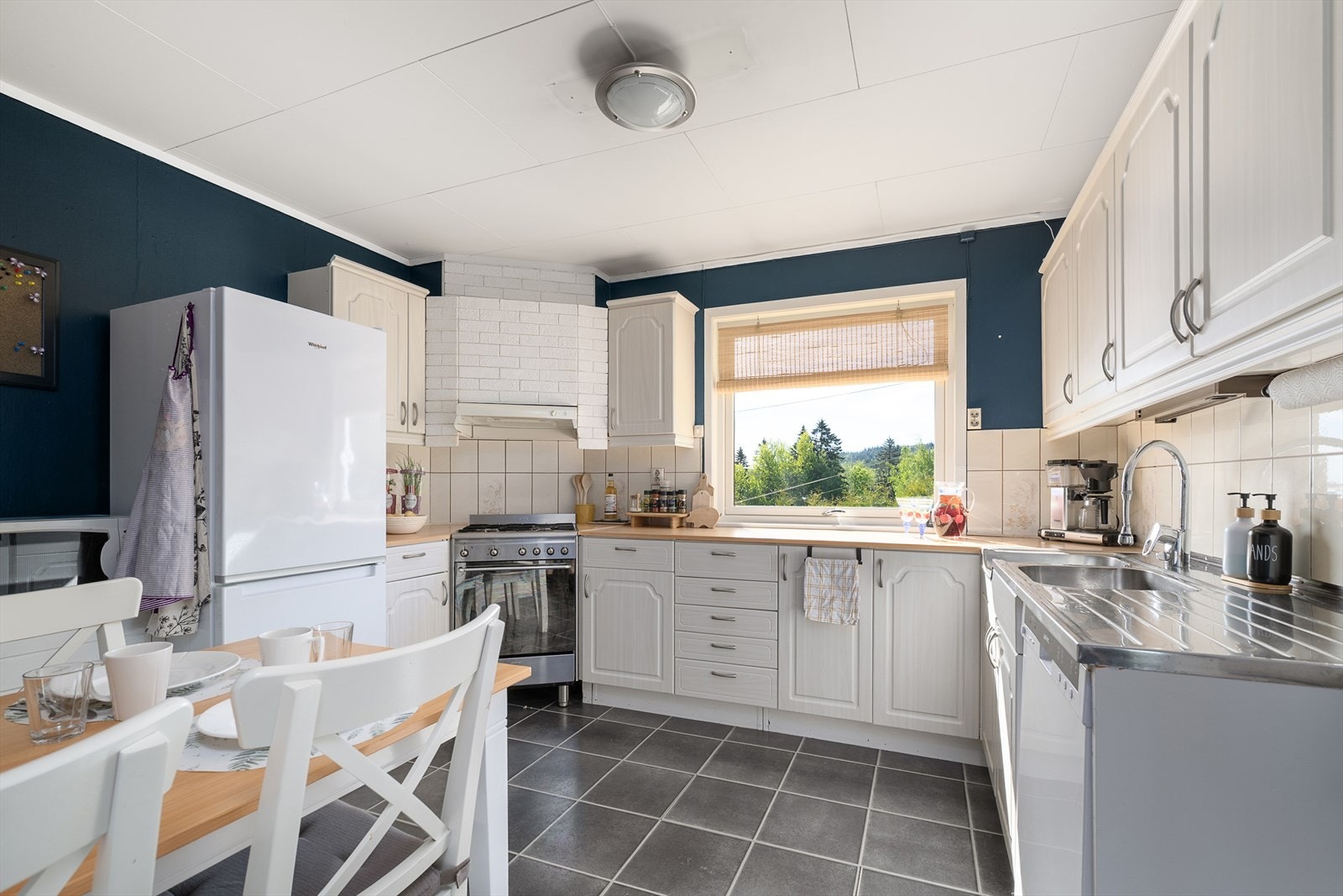 Lyst og innbydende kjøkken med praktisk planløsning. Vindu med 2 lags glass datert 2013. Galleribilde