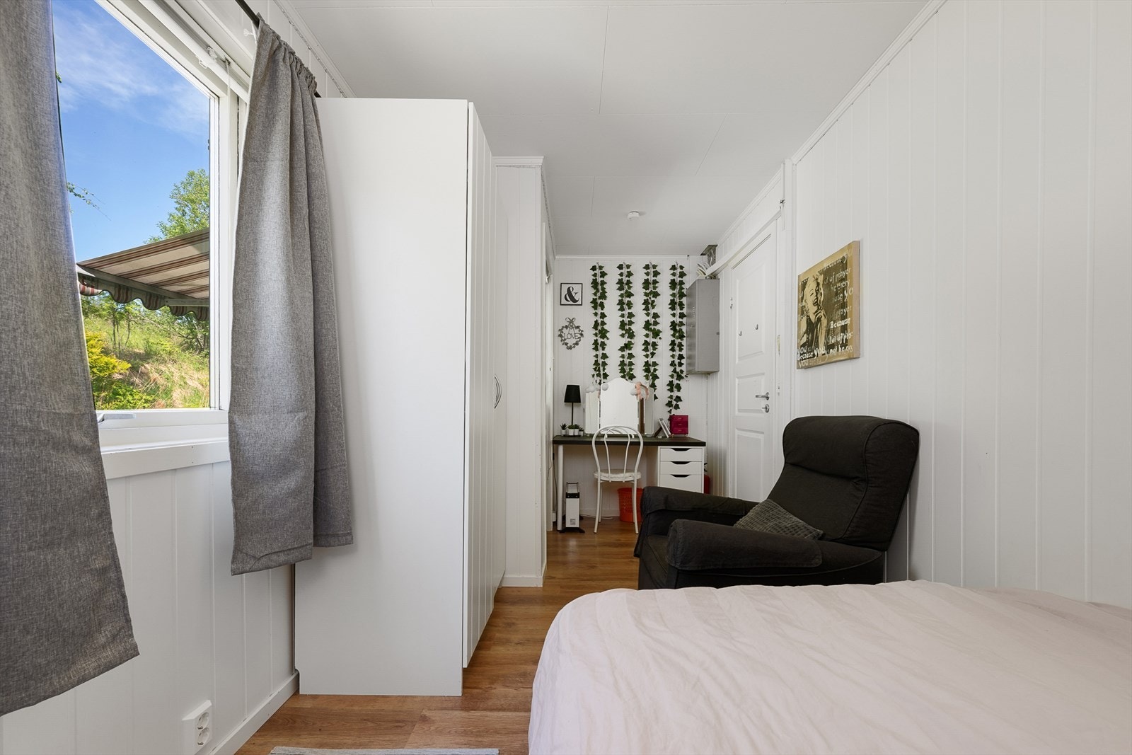 Soverom med utgang til terrasse på baksiden. Galleribilde