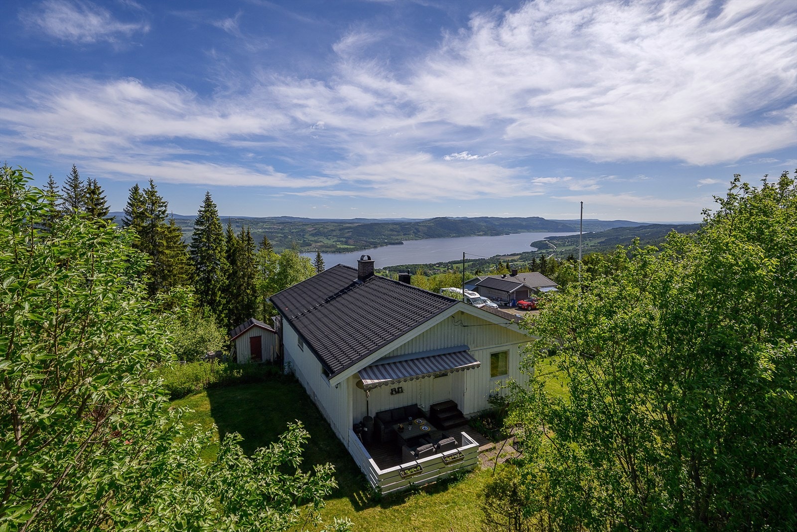 Tomten er opparbeidet med plen og diverse beplantning. Galleribilde