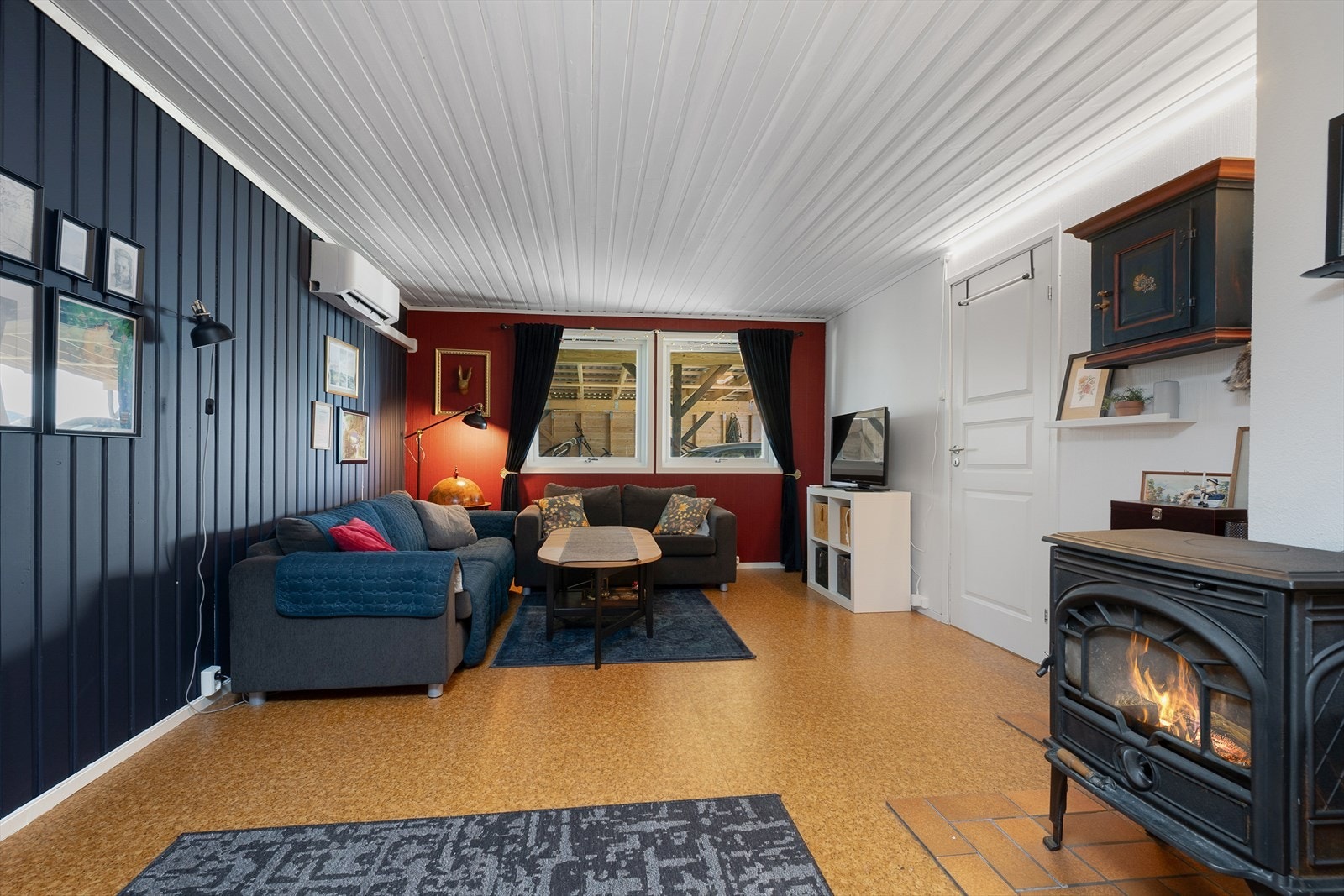 God plass til sofagruppe og bord. Varmepumpe på vegg her også. Galleribilde