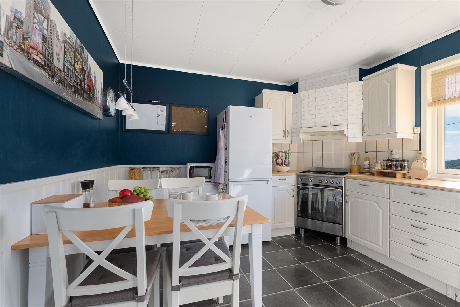 God plass til spisebord med stoler på kjøkkenet. Galleribilde