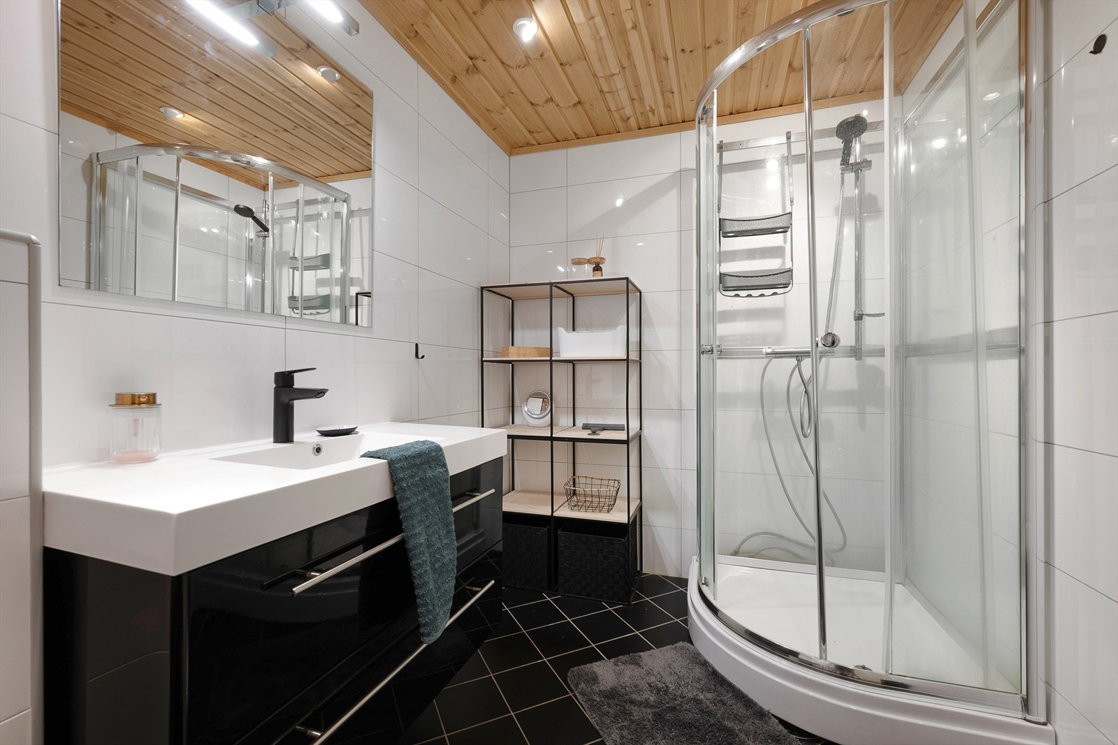 Flislagt på gulv og vegger. Varmekabler i gulv. Galleribilde