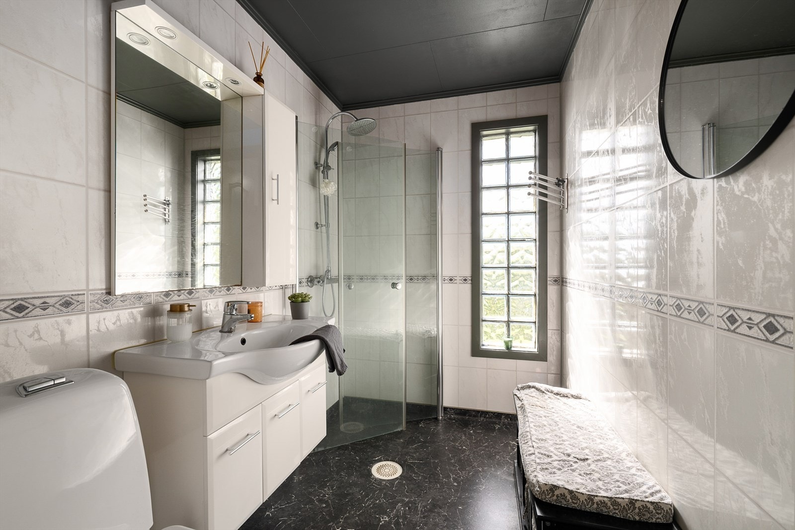 Bad med dusjdører i herdet glass. Varmekabler i gulv. Galleribilde