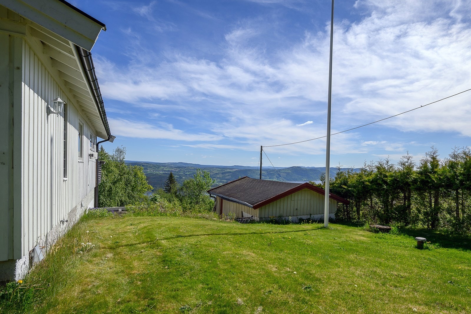 Relativt flat tomt beliggende på et høydredrag Galleribilde