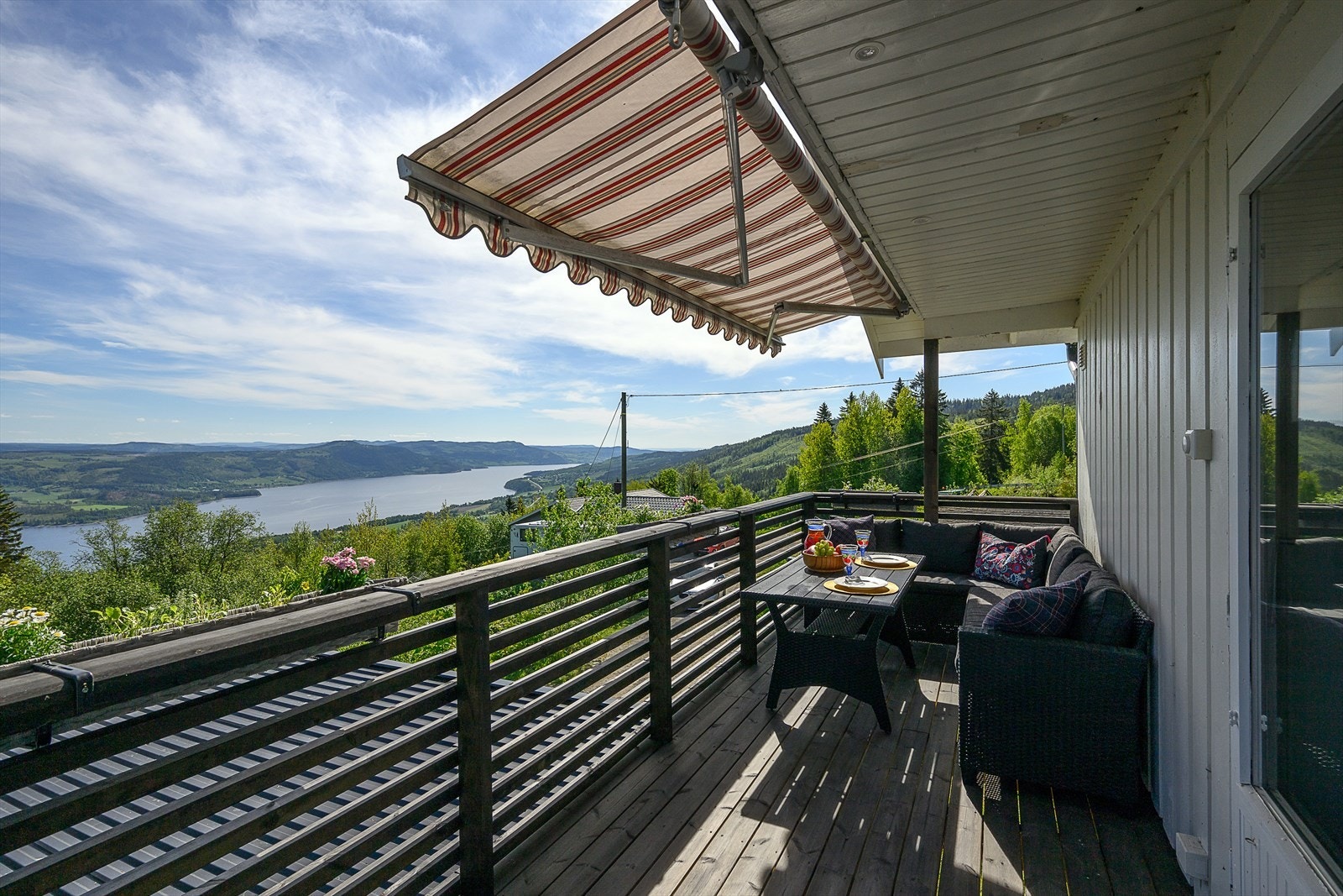 Vakker utsikt mot Mjøsa fra verandaen. Galleribilde