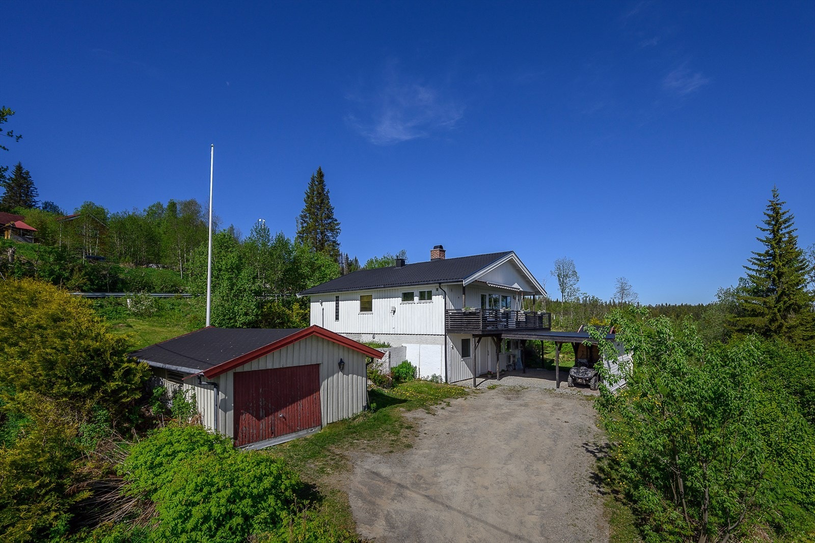 Eldre garasje som kan benyttes til både biloppstilling og lagring. Carport under verandaen. Galleribilde