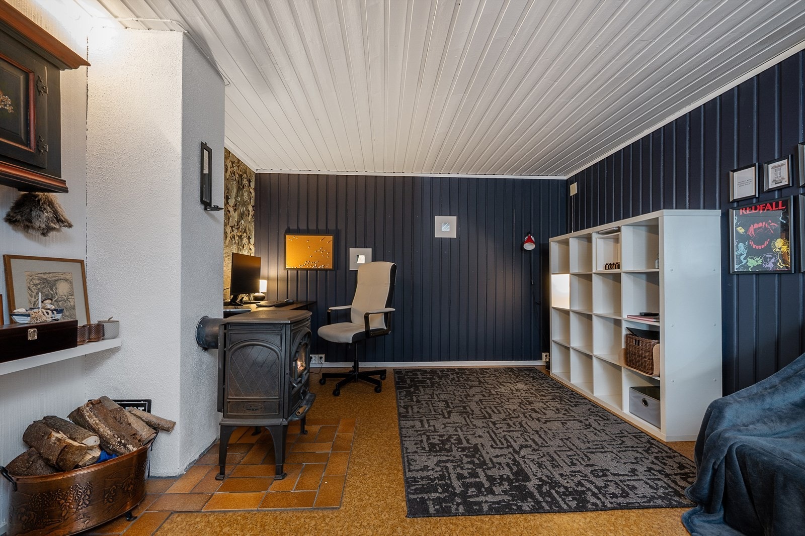 TV-stue med vedovn. Galleribilde