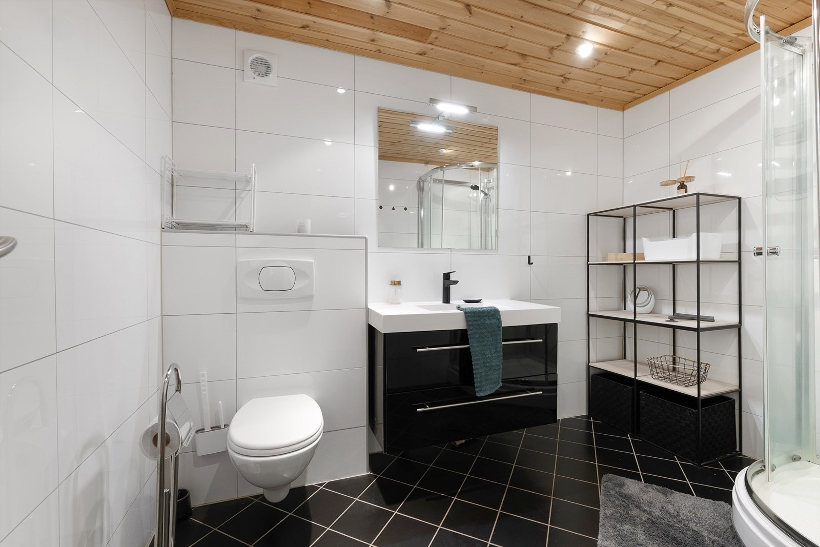 Vegghengt WC, baderomsinnredning og dusjkabinett her inne. Galleribilde