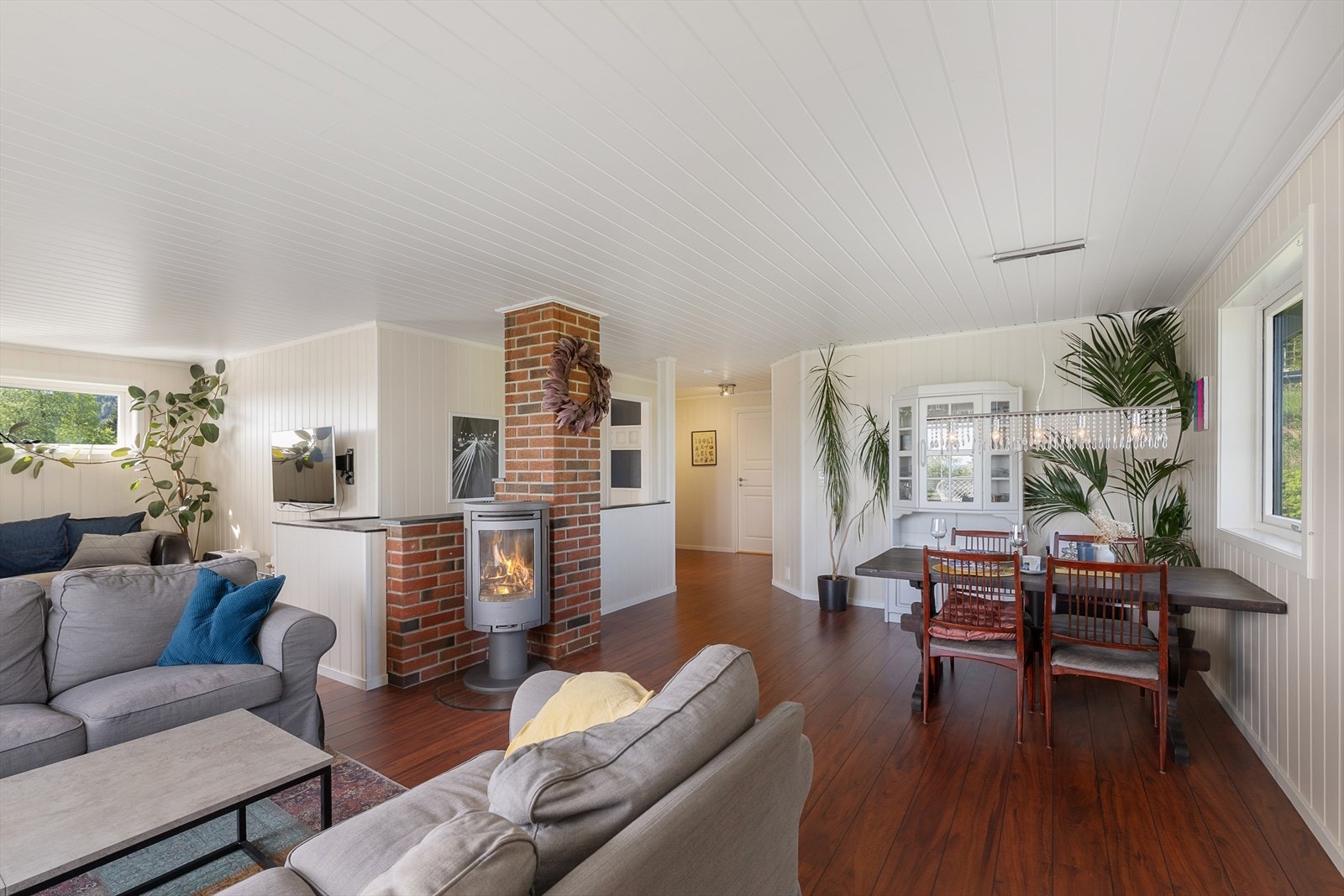 God plass til spisegruppe i tilknytning til kjøkken. Galleribilde