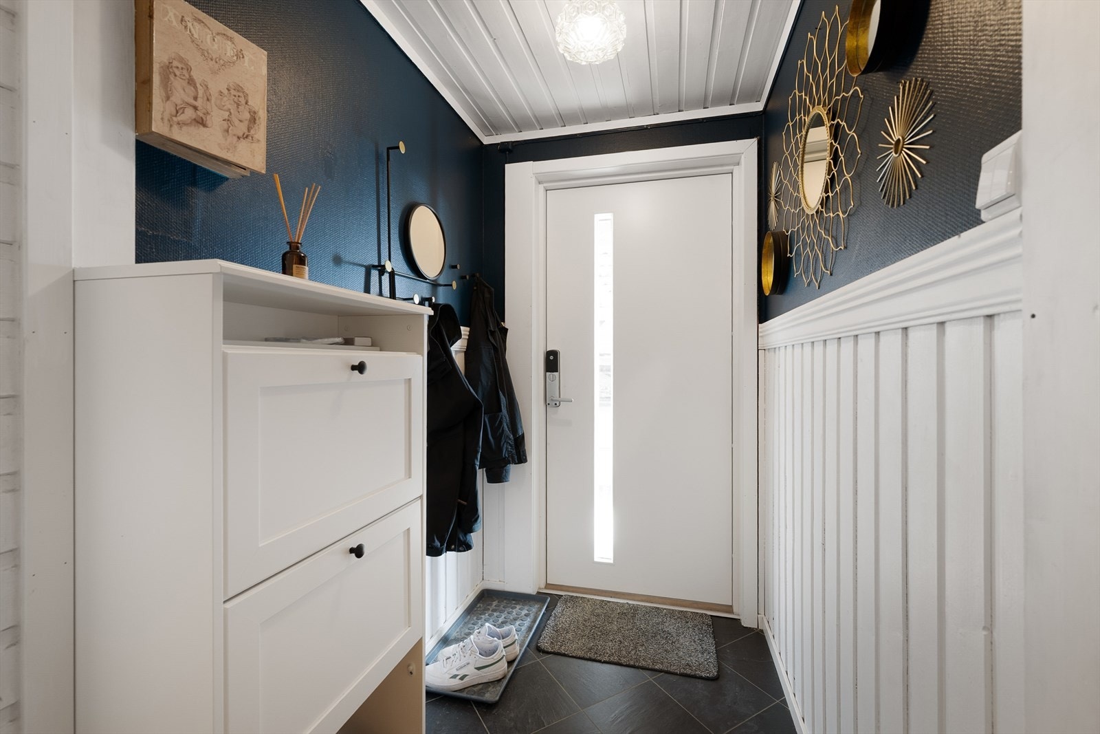 Entrè med god plass til å ta av sko og yttertøy. Ny inngangsdør i 2024. Galleribilde
